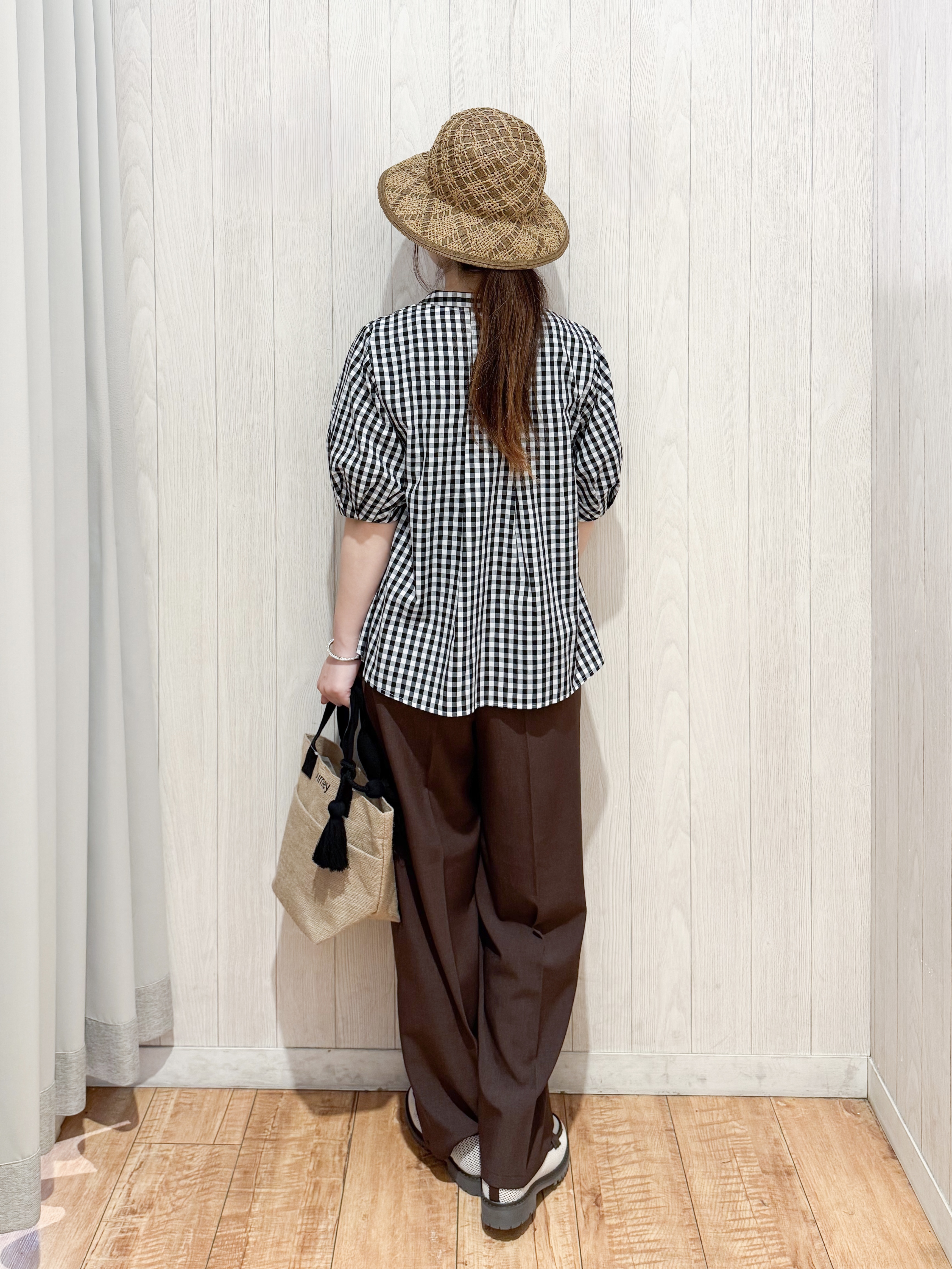 愛さんの「SHOO･LA･RUE｜【高レビュー/洗濯後しわになりにくい/インせず着られる】自然に体型カバー 麻調ペプラムブラウス」を使ったコーディネート
