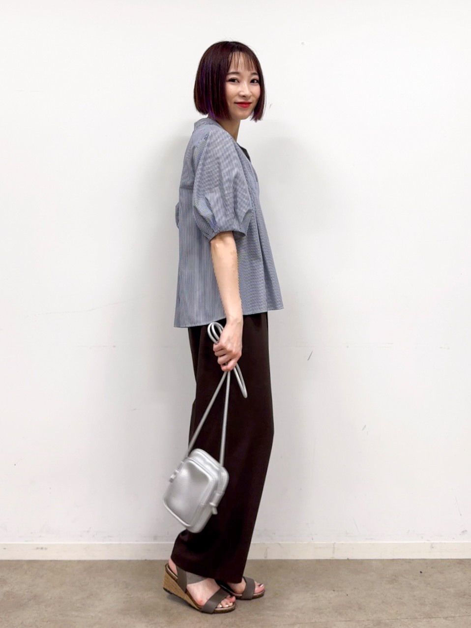 𝐜𝐡𝐢𝐤𝐚さんの「SHOO･LA･RUE｜【高レビュー/洗濯後しわになりにくい/インせず着られる】自然に体型カバー 麻調ペプラムブラウス」を使ったコーディネート