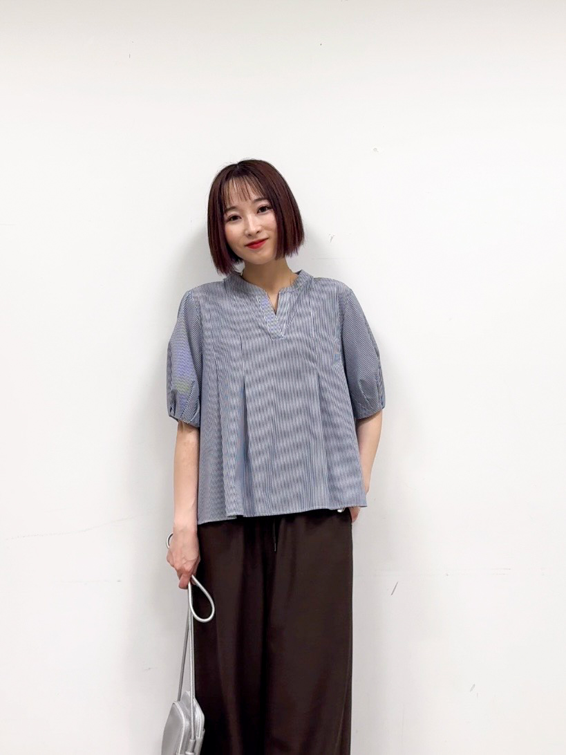 𝐜𝐡𝐢𝐤𝐚さんの「SHOO･LA･RUE｜【高レビュー/洗濯後しわになりにくい/インせず着られる】自然に体型カバー 麻調ペプラムブラウス」を使ったコーディネート