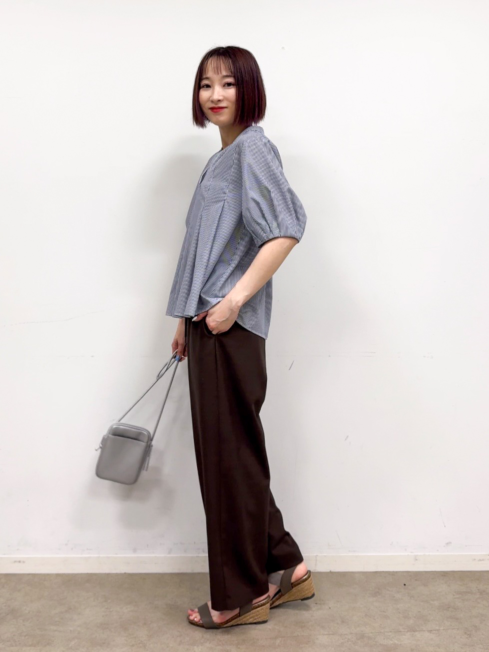 𝐜𝐡𝐢𝐤𝐚さんの「SHOO･LA･RUE｜【高レビュー/洗濯後しわになりにくい/インせず着られる】自然に体型カバー 麻調ペプラムブラウス」を使ったコーディネート