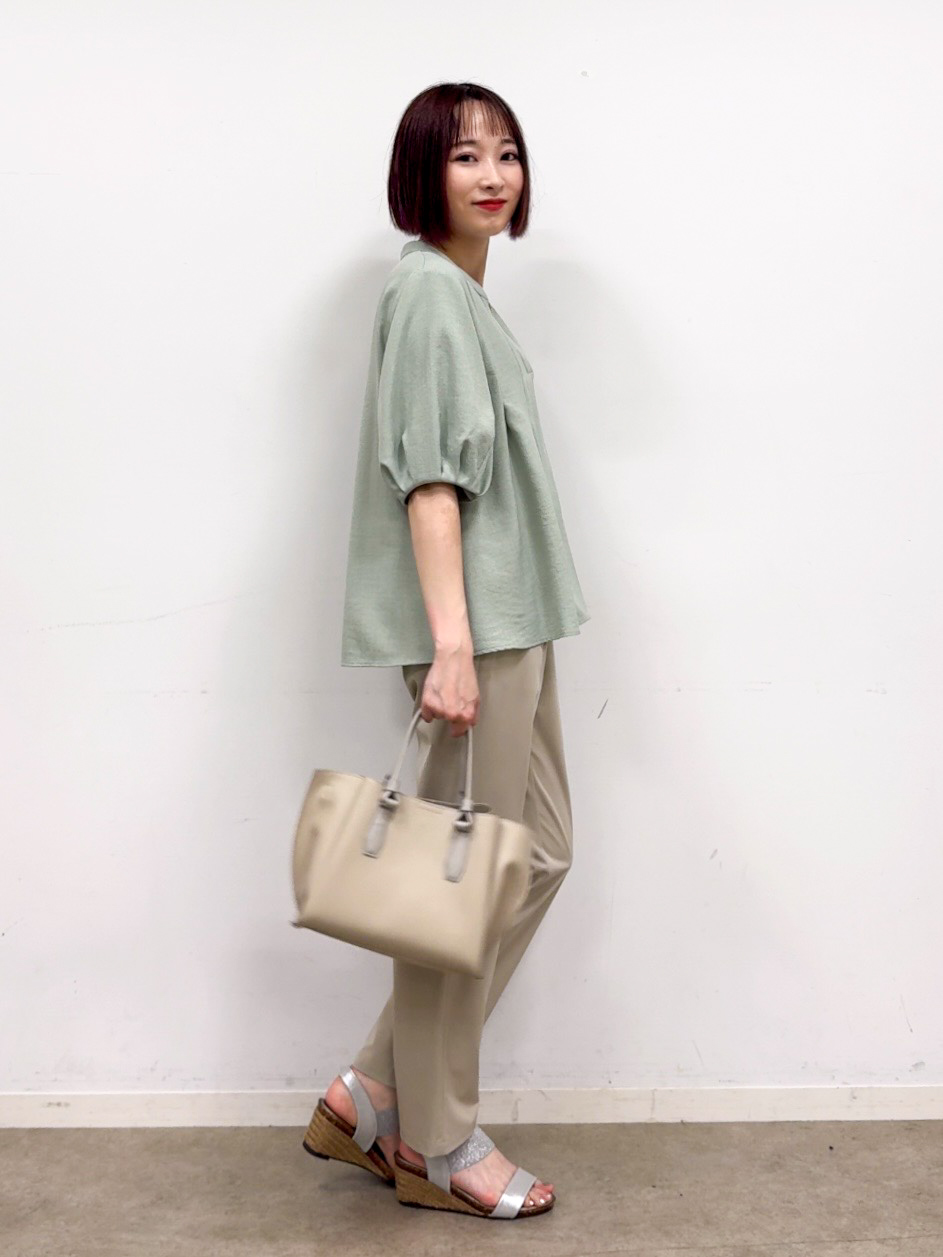 𝐜𝐡𝐢𝐤𝐚さんの「SHOO･LA･RUE｜【高レビュー/洗濯後しわになりにくい/インせず着られる】自然に体型カバー 麻調ペプラムブラウス」を使ったコーディネート