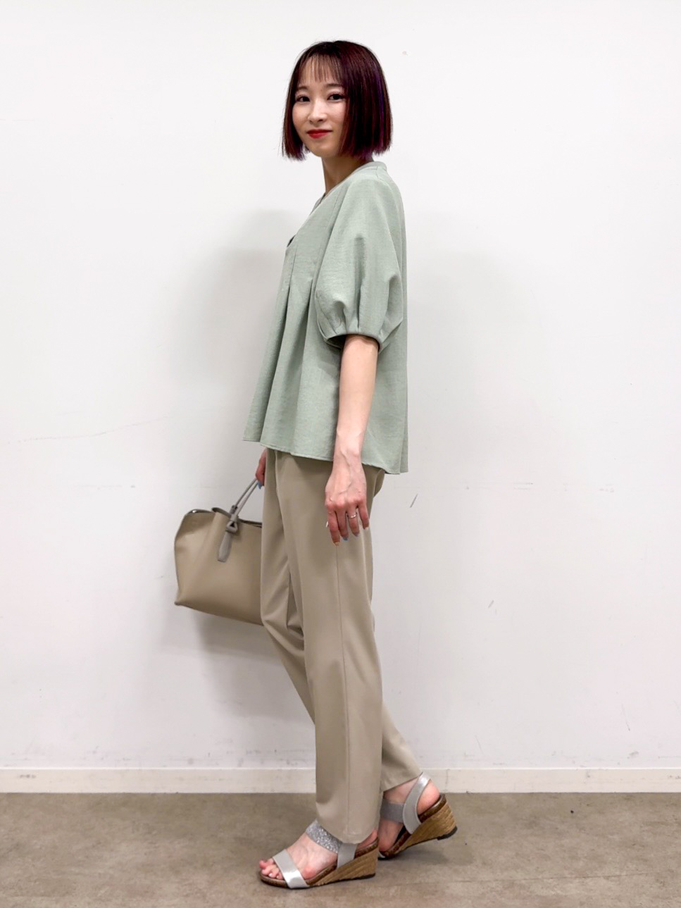 𝐜𝐡𝐢𝐤𝐚さんの「SHOO･LA･RUE｜【高レビュー/洗濯後しわになりにくい/インせず着られる】自然に体型カバー 麻調ペプラムブラウス」を使ったコーディネート