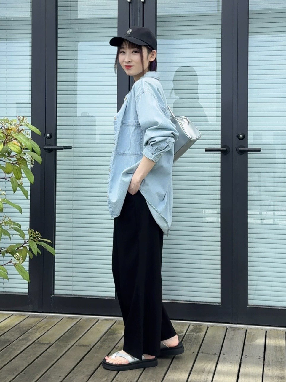 𝐜𝐡𝐢𝐤𝐚さんの「SHOO･LA･RUE｜【洗濯機可/体型カバー】こなれ感をプラスする ライトオンスデニムシャツ」を使ったコーディネート