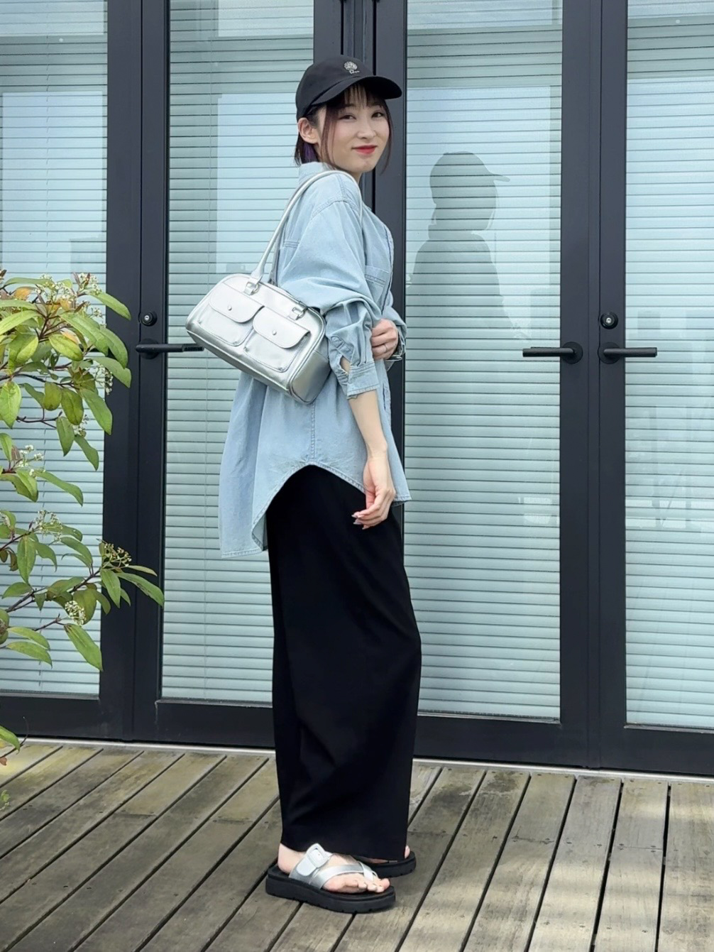𝐜𝐡𝐢𝐤𝐚さんの「SHOO･LA･RUE｜【洗濯機可/体型カバー】こなれ感をプラスする ライトオンスデニムシャツ」を使ったコーディネート