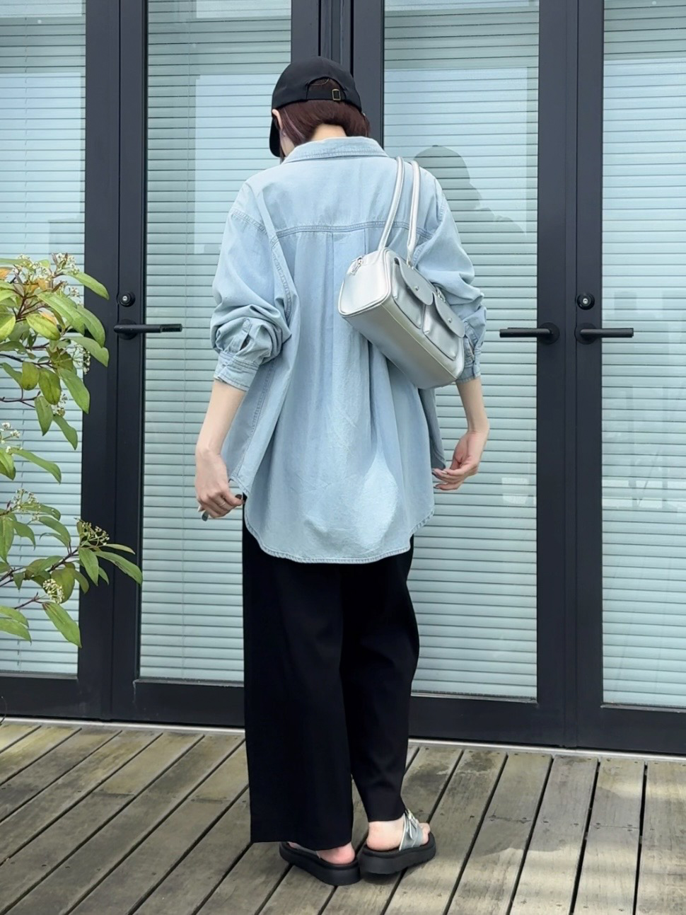 𝐜𝐡𝐢𝐤𝐚さんの「SHOO･LA･RUE｜【洗濯機可/体型カバー】こなれ感をプラスする ライトオンスデニムシャツ」を使ったコーディネート