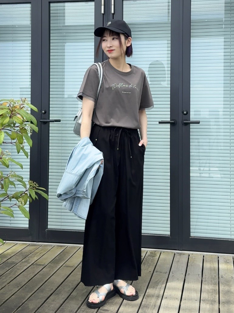 𝐜𝐡𝐢𝐤𝐚さんの「SHOO･LA･RUE｜【洗濯機可/体型カバー】こなれ感をプラスする ライトオンスデニムシャツ」を使ったコーディネート