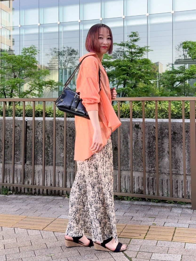 𝐜𝐡𝐢𝐤𝐚さんの「SHOO･LA･RUE｜【体型カバー】ふんわり質感 やわらかこなれシアーシャツ」を使ったコーディネート