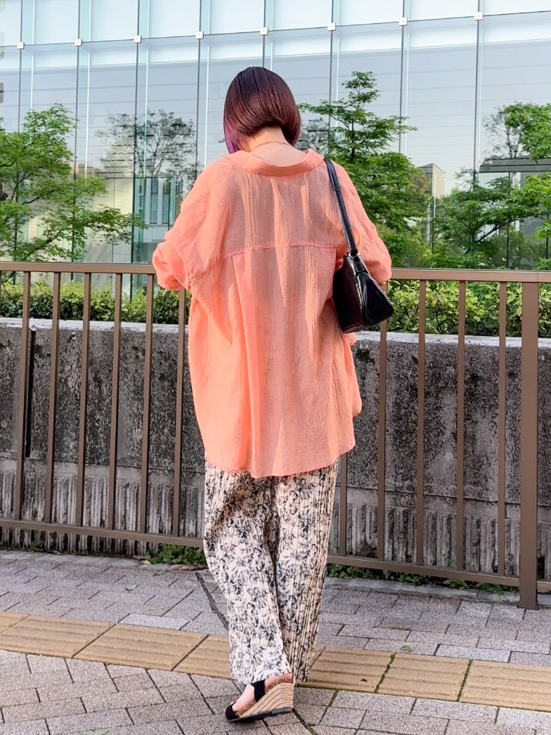 𝐜𝐡𝐢𝐤𝐚さんの「SHOO･LA･RUE｜【体型カバー】ふんわり質感 やわらかこなれシアーシャツ」を使ったコーディネート