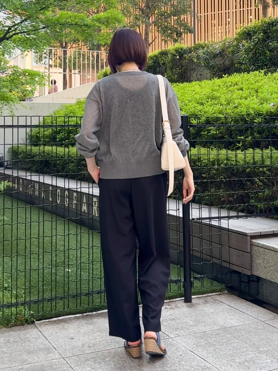 𝐜𝐡𝐢𝐤𝐚さんの「SHOO･LA･RUE｜【S-LL/洗濯機可】1枚でこなれ見え 配色シアーカーディガン」を使ったコーディネート