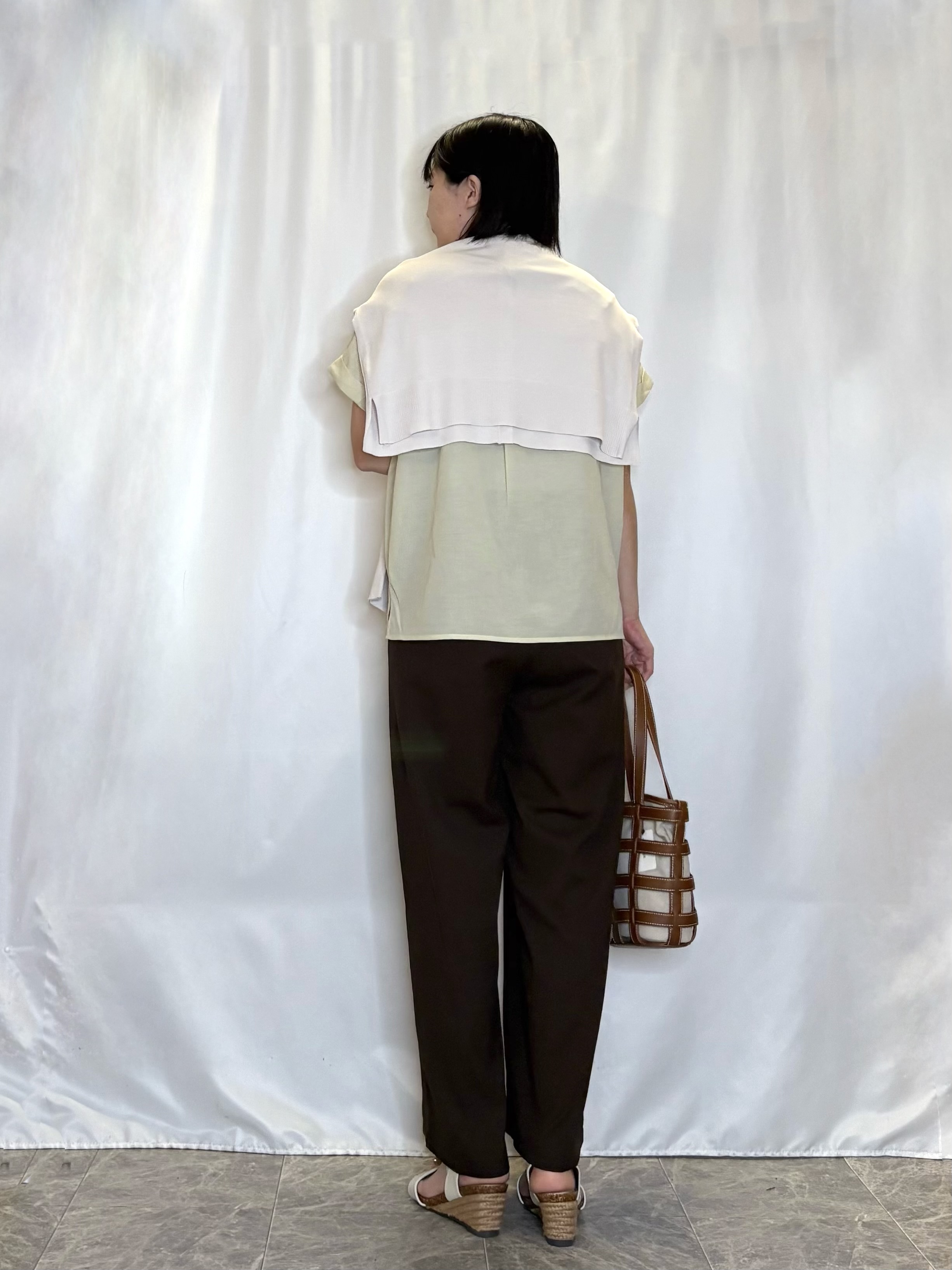 ネリさんの「SHOO･LA･RUE｜【洗濯機可/ひんやり/UV】さらっとしたタッチが心地よい ショート丈 Vネックカーディガン」を使ったコーディネート