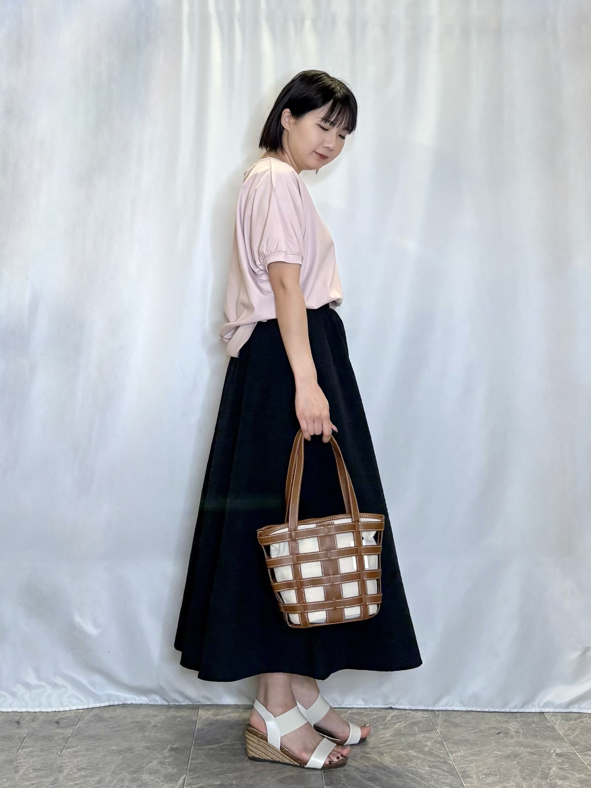 ネリさんの「SHOO･LA･RUE｜【ひんやり/洗濯後しわになりにくい】インせず着られる さらっとタッチのドルマンブラウス」を使ったコーディネート