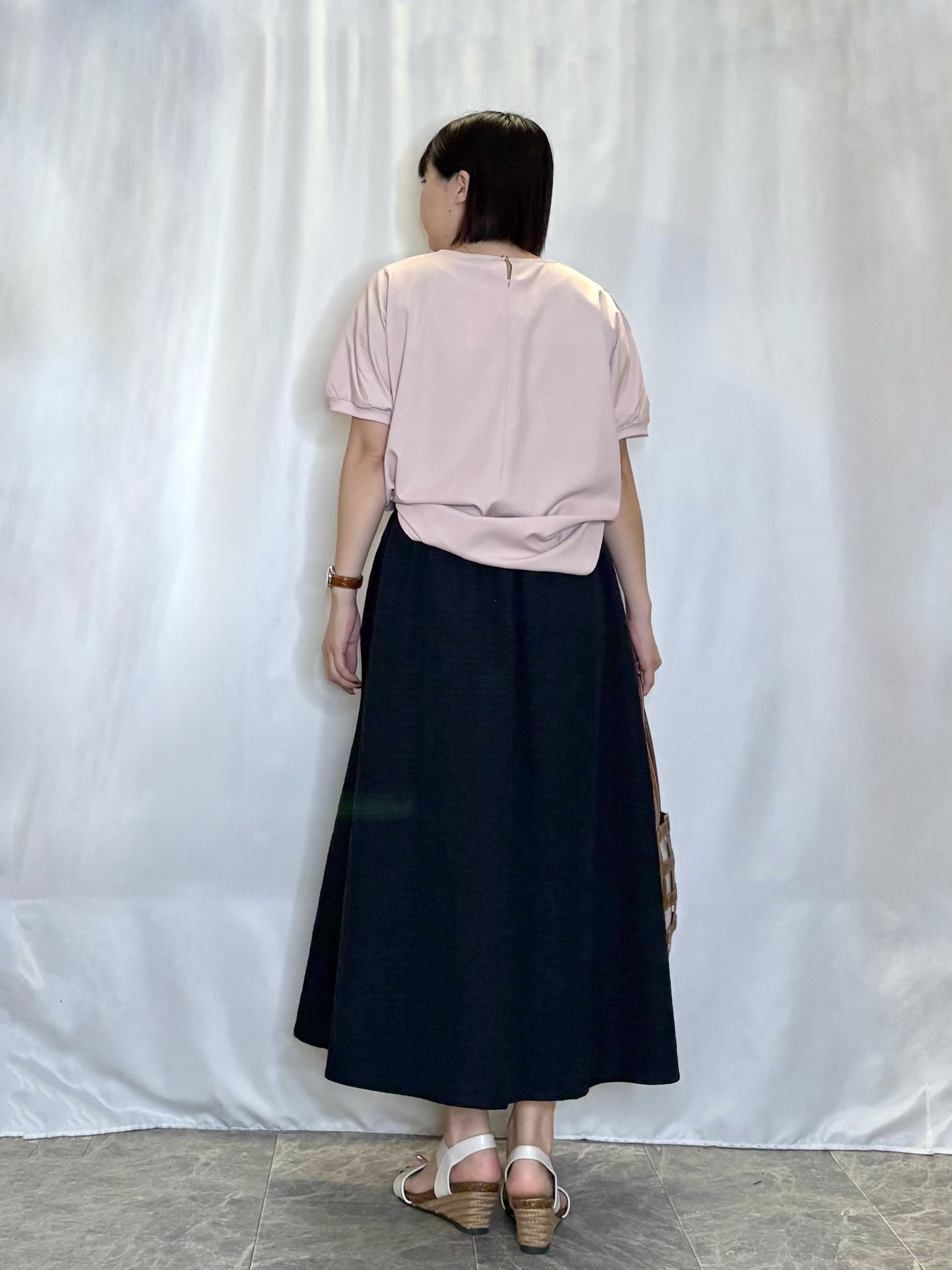 ネリさんの「SHOO･LA･RUE｜【ひんやり/洗濯後しわになりにくい】インせず着られる さらっとタッチのドルマンブラウス」を使ったコーディネート