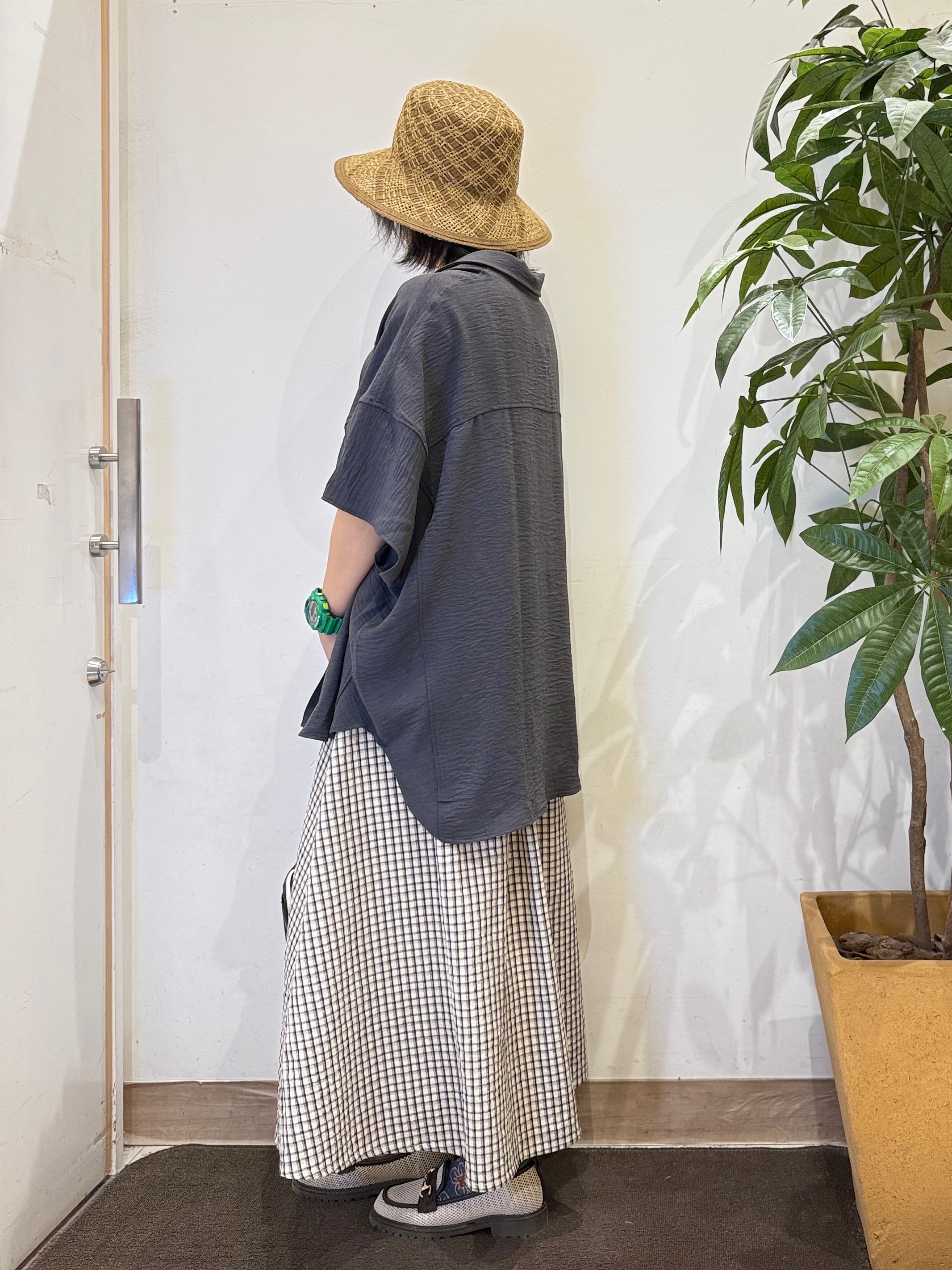 misakiさんの「SHOO･LA･RUE｜【高レビュー/洗濯後しわになりにくい/体型カバー】きちんとゆるっと 大人の抜け感 ポンチョ風カラーシ」を使ったコーディネート