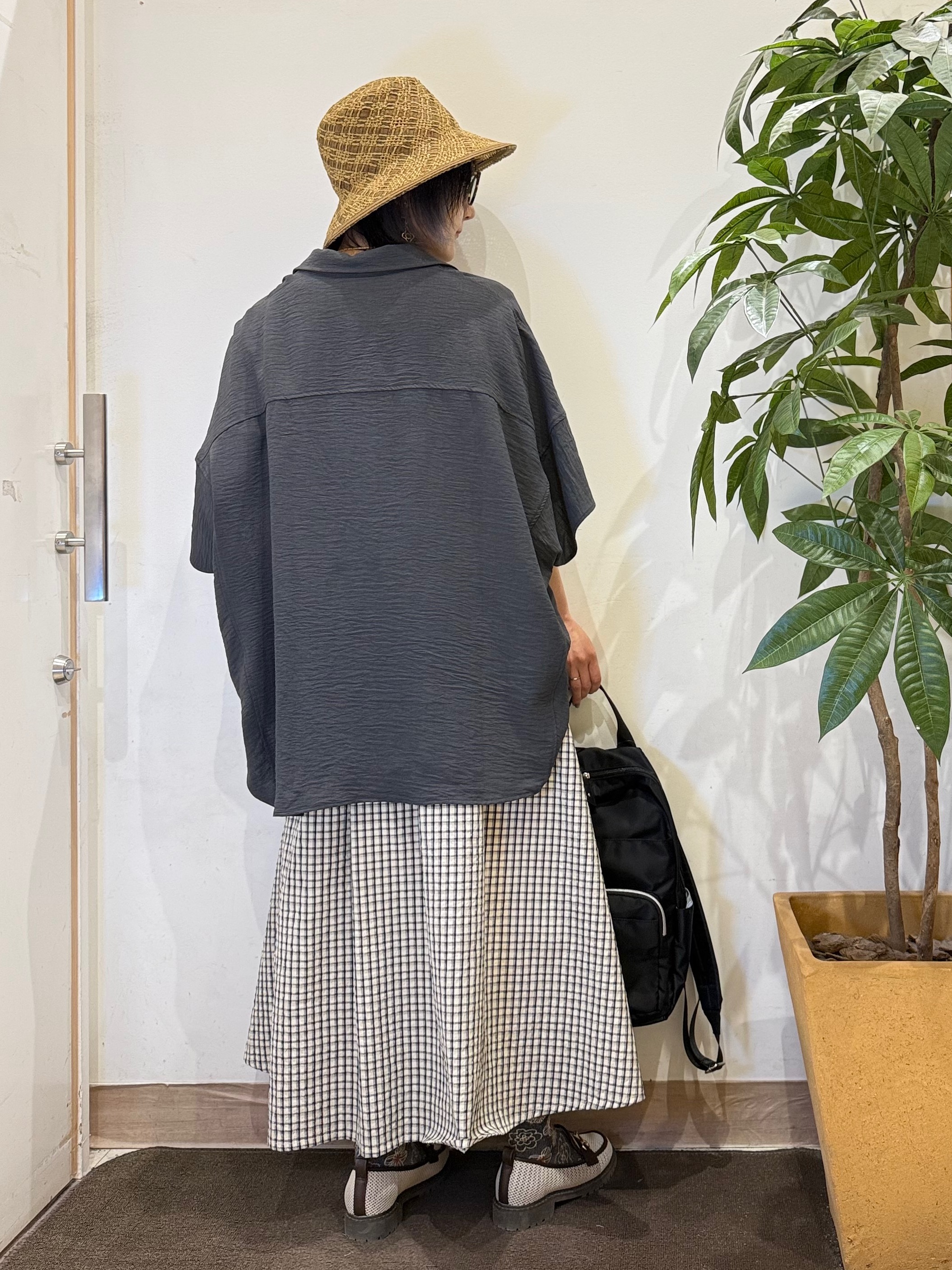 misakiさんの「SHOO･LA･RUE｜【高レビュー/洗濯後しわになりにくい/体型カバー】きちんとゆるっと 大人の抜け感 ポンチョ風カラーシ」を使ったコーディネート