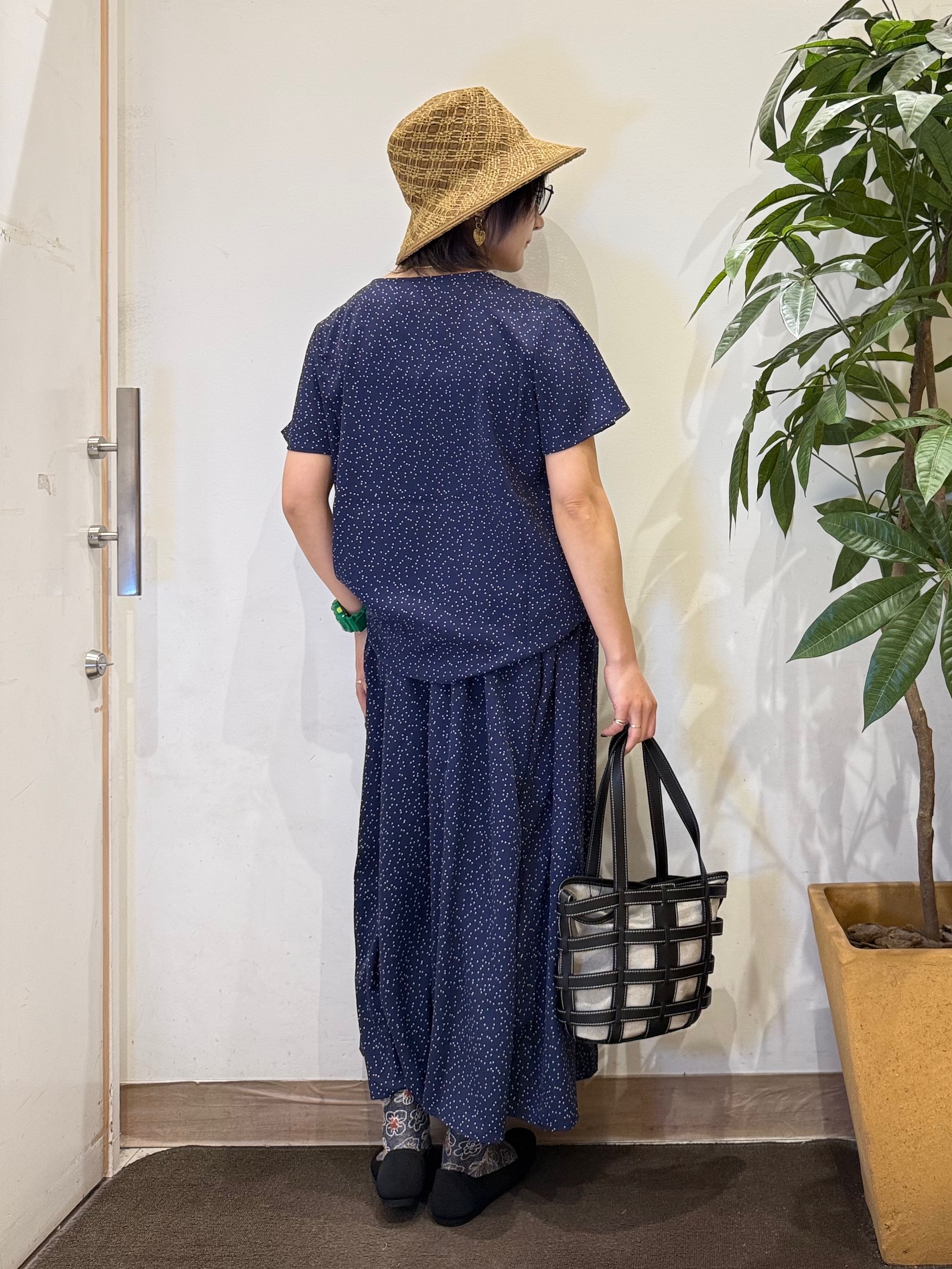 misakiさんの「SHOO･LA･RUE｜【ひんやり/UV/セットアップ可】洗濯後しわになりにくい スキッパーブラウス」を使ったコーディネート