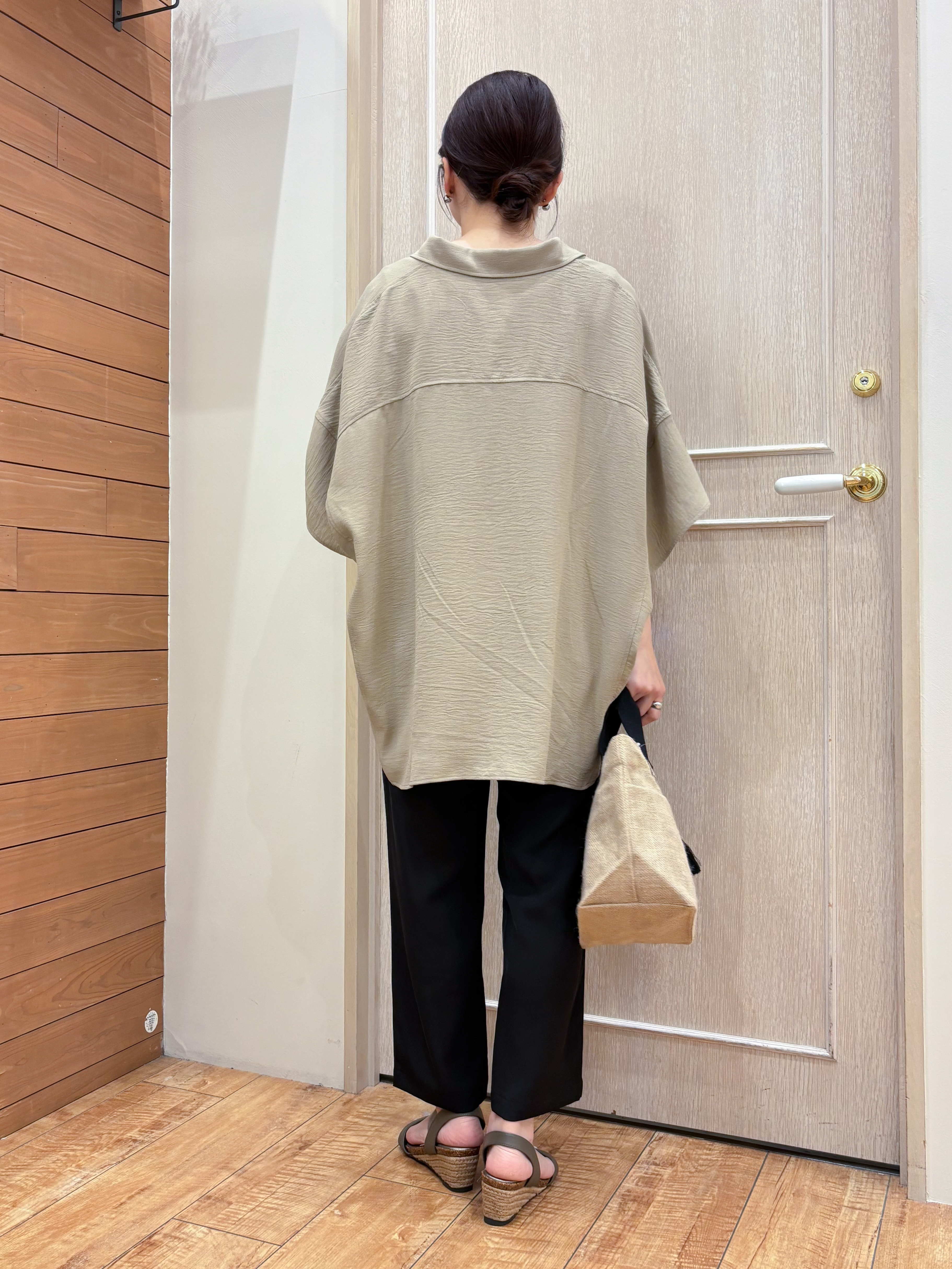 なみさんの「SHOO･LA･RUE｜【高レビュー/洗濯後しわになりにくい/体型カバー】きちんとゆるっと 大人の抜け感 ポンチョ風カラーシ」を使ったコーディネート