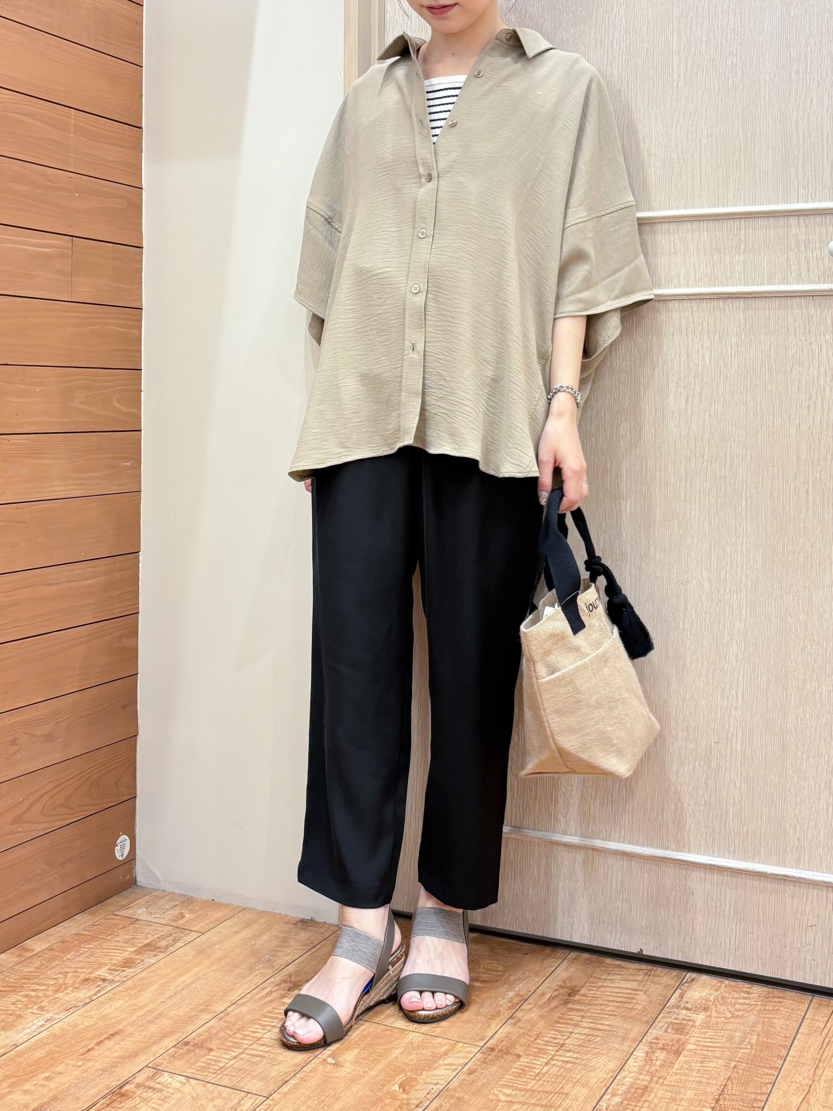 なみさんの「SHOO･LA･RUE｜【高レビュー/洗濯後しわになりにくい/体型カバー】きちんとゆるっと 大人の抜け感 ポンチョ風カラーシ」を使ったコーディネート