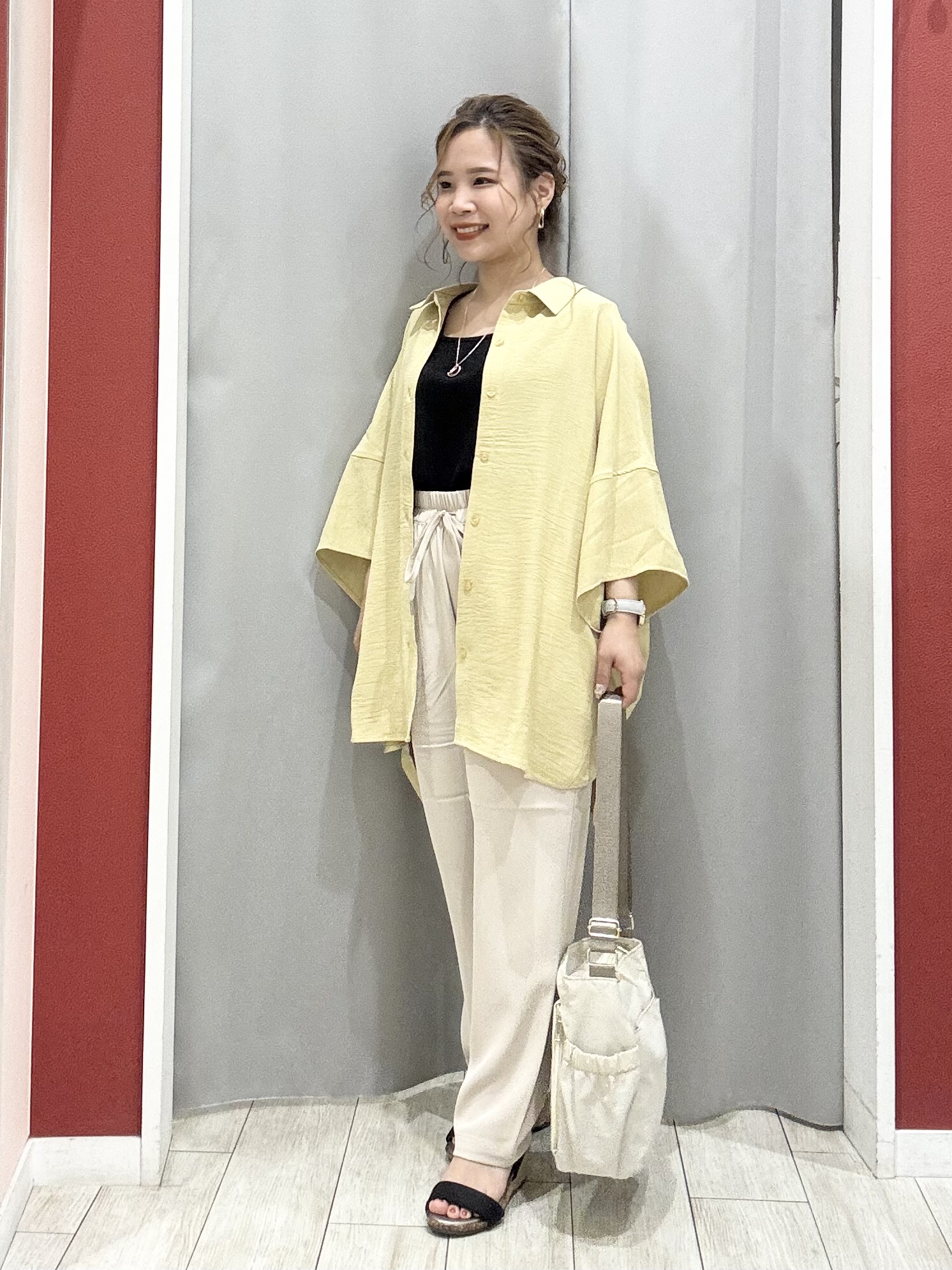 shioさんの「SHOO･LA･RUE｜【高レビュー/洗濯後しわになりにくい/体型カバー】きちんとゆるっと 大人の抜け感 ポンチョ風カラーシ」を使ったコーディネート