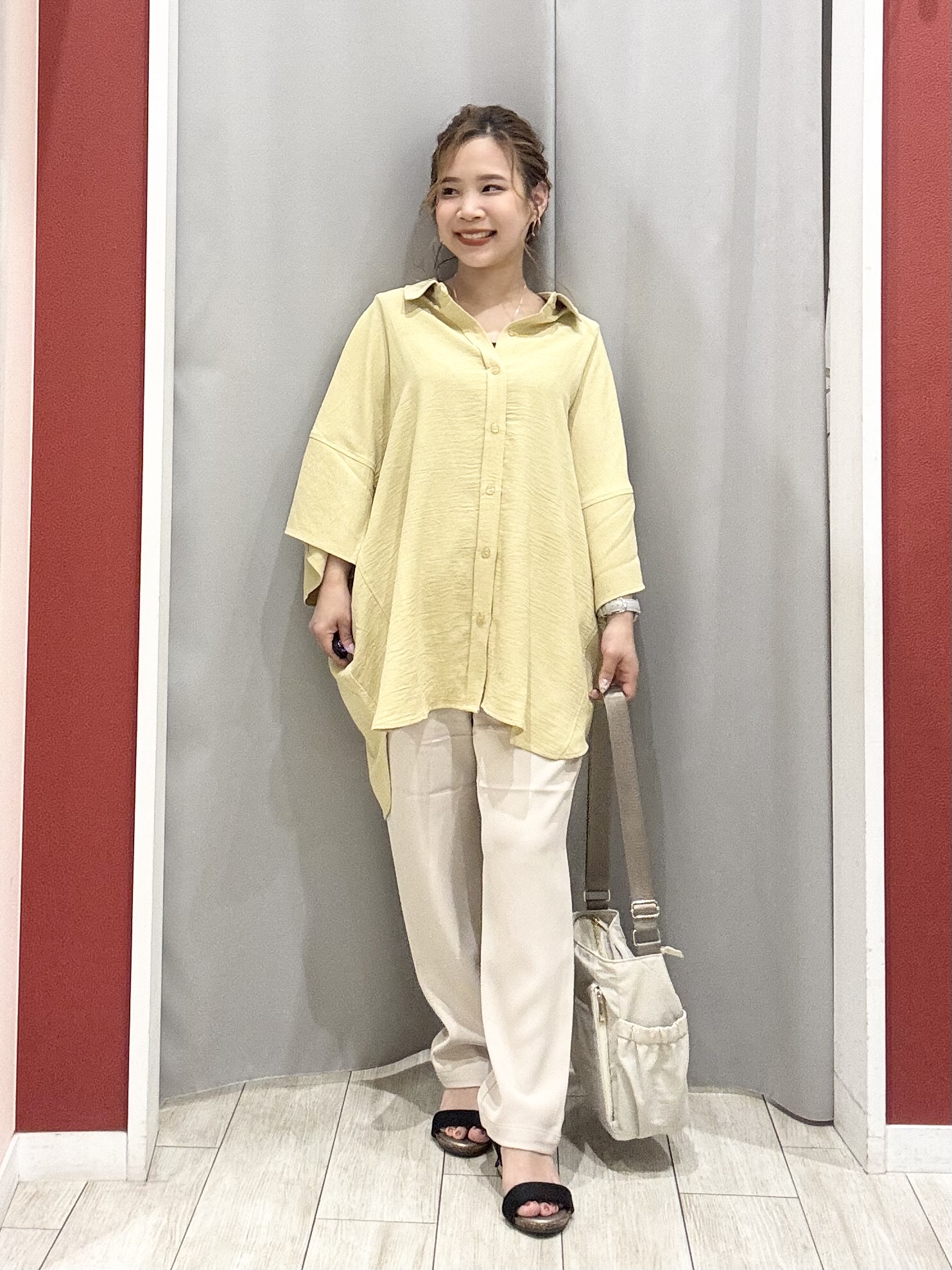 shioさんの「SHOO･LA･RUE｜【高レビュー/洗濯後しわになりにくい/体型カバー】きちんとゆるっと 大人の抜け感 ポンチョ風カラーシ」を使ったコーディネート