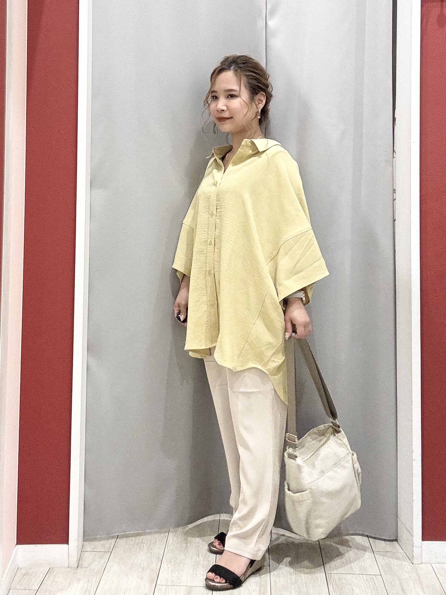 shioさんの「SHOO･LA･RUE｜【高レビュー/洗濯後しわになりにくい/体型カバー】きちんとゆるっと 大人の抜け感 ポンチョ風カラーシ」を使ったコーディネート