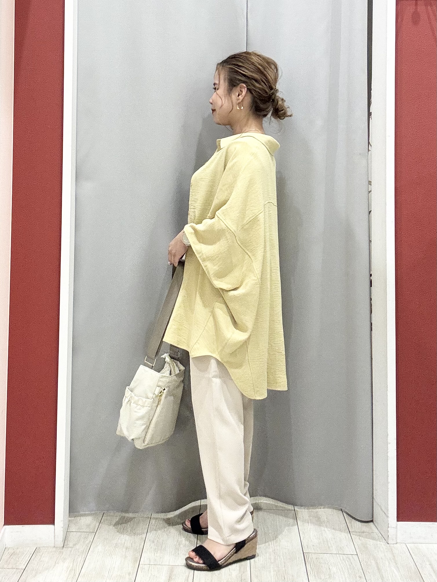 shioさんの「SHOO･LA･RUE｜【高レビュー/洗濯後しわになりにくい/体型カバー】きちんとゆるっと 大人の抜け感 ポンチョ風カラーシ」を使ったコーディネート