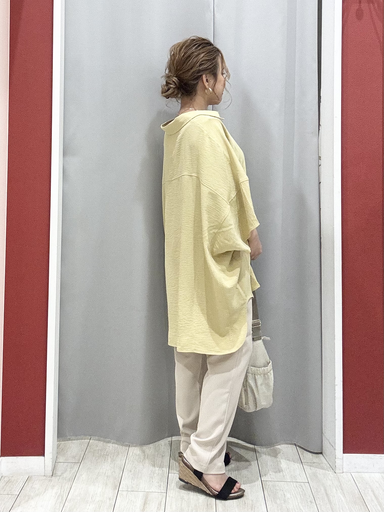 shioさんの「SHOO･LA･RUE｜【高レビュー/洗濯後しわになりにくい/体型カバー】きちんとゆるっと 大人の抜け感 ポンチョ風カラーシ」を使ったコーディネート