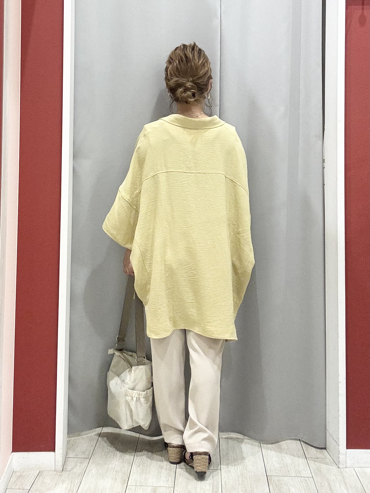 shioさんの「SHOO･LA･RUE｜【高レビュー/洗濯後しわになりにくい/体型カバー】きちんとゆるっと 大人の抜け感 ポンチョ風カラーシ」を使ったコーディネート