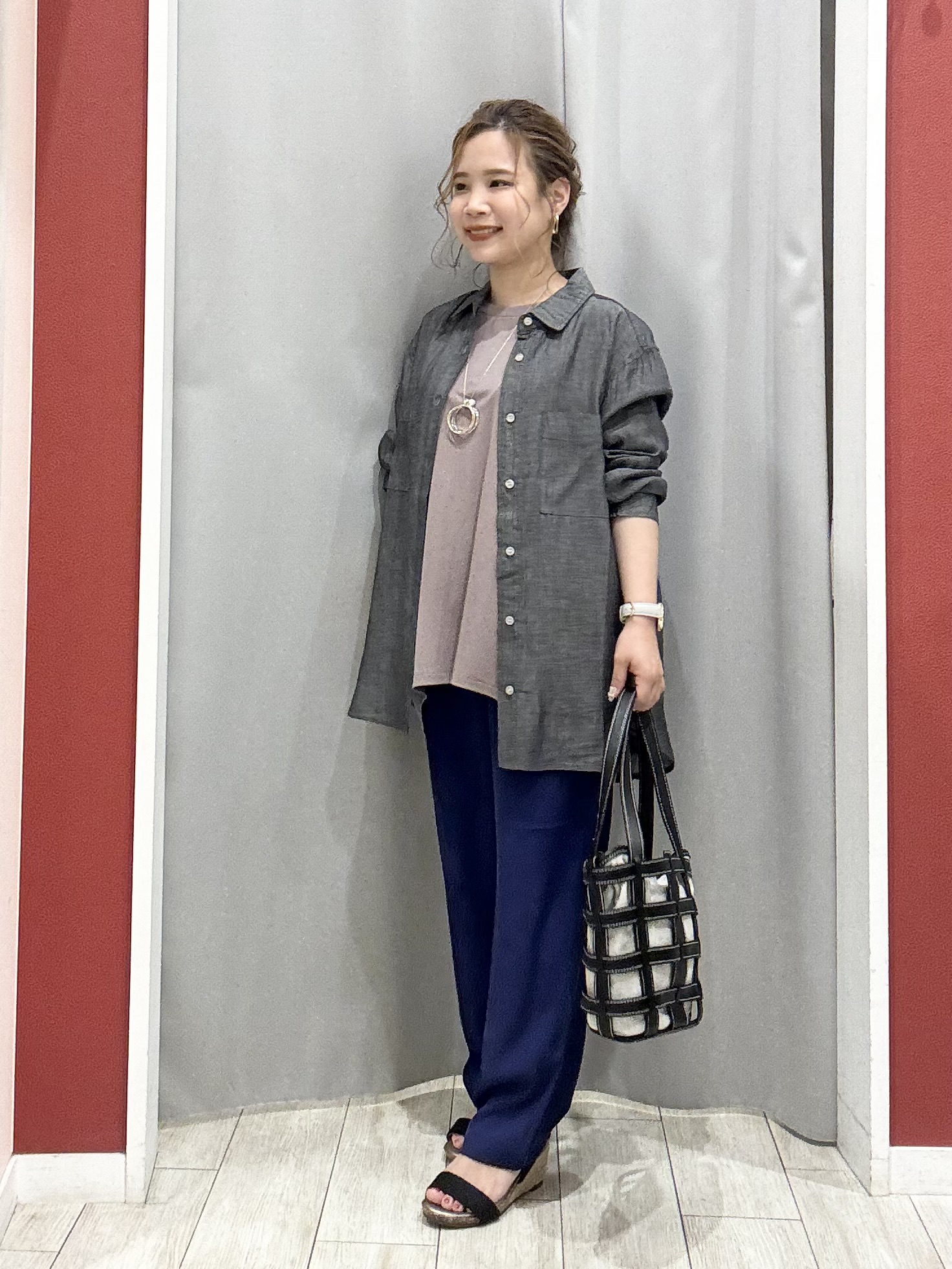 shioさんの「SHOO･LA･RUE｜【綿100%/UV/S-LL/体型カバー】優しく透ける 柔らかシアーデニムシャツ」を使ったコーディネート