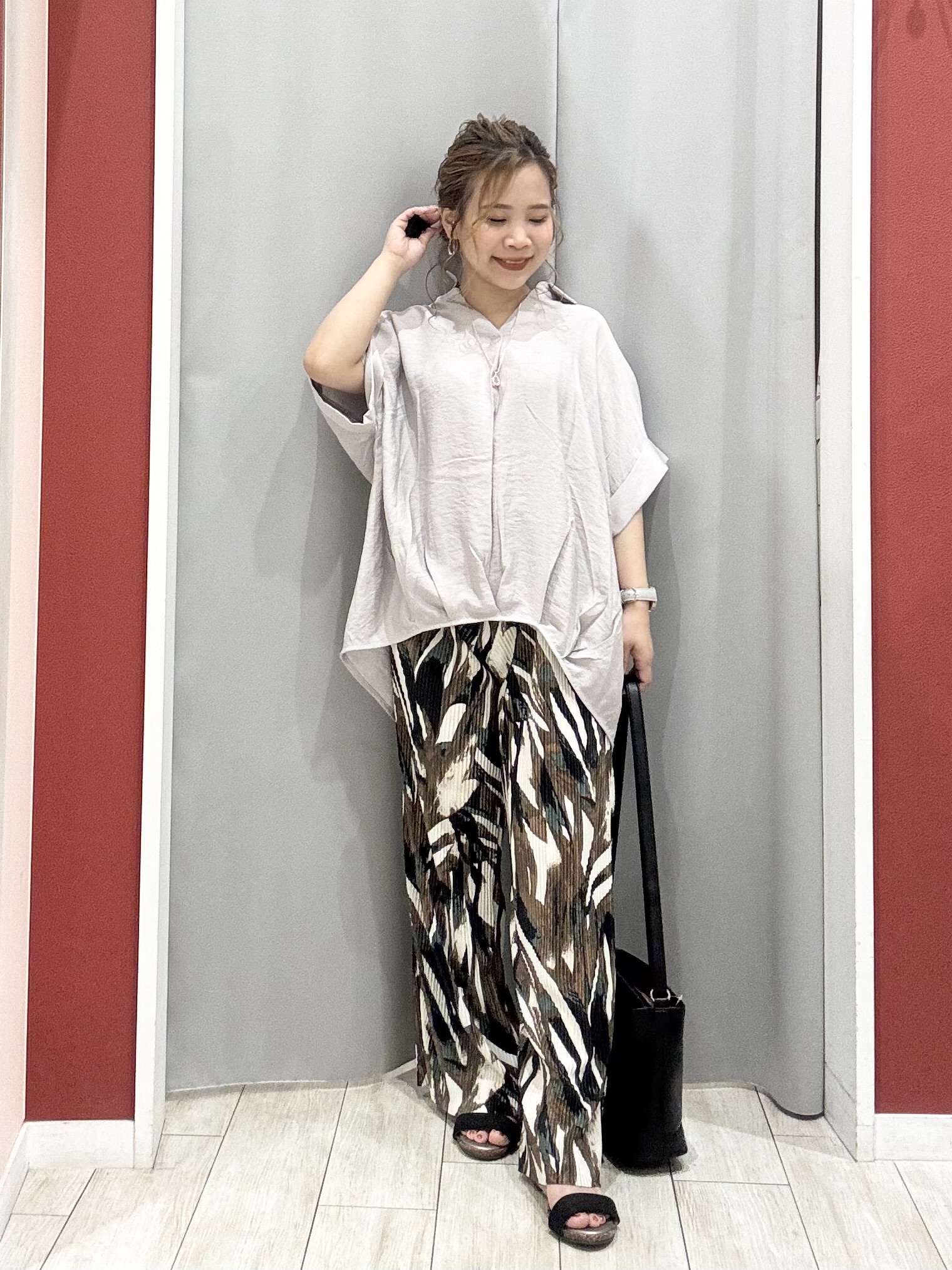 shioさんの「SHOO･LA･RUE｜【ひんやり/S-LL/洗濯機可】インせず着られる 裾タック スキッパーシャツ」を使ったコーディネート