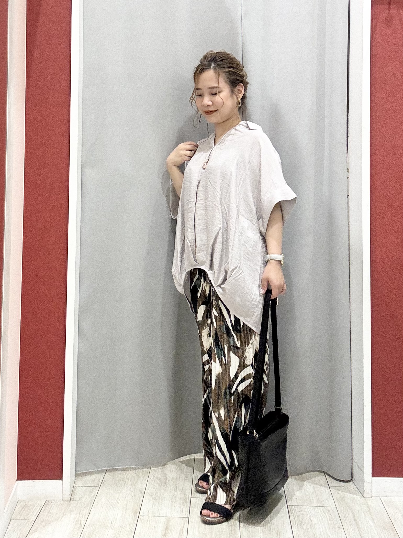 shioさんの「SHOO･LA･RUE｜【ひんやり/S-LL/洗濯機可】インせず着られる 裾タック スキッパーシャツ」を使ったコーディネート