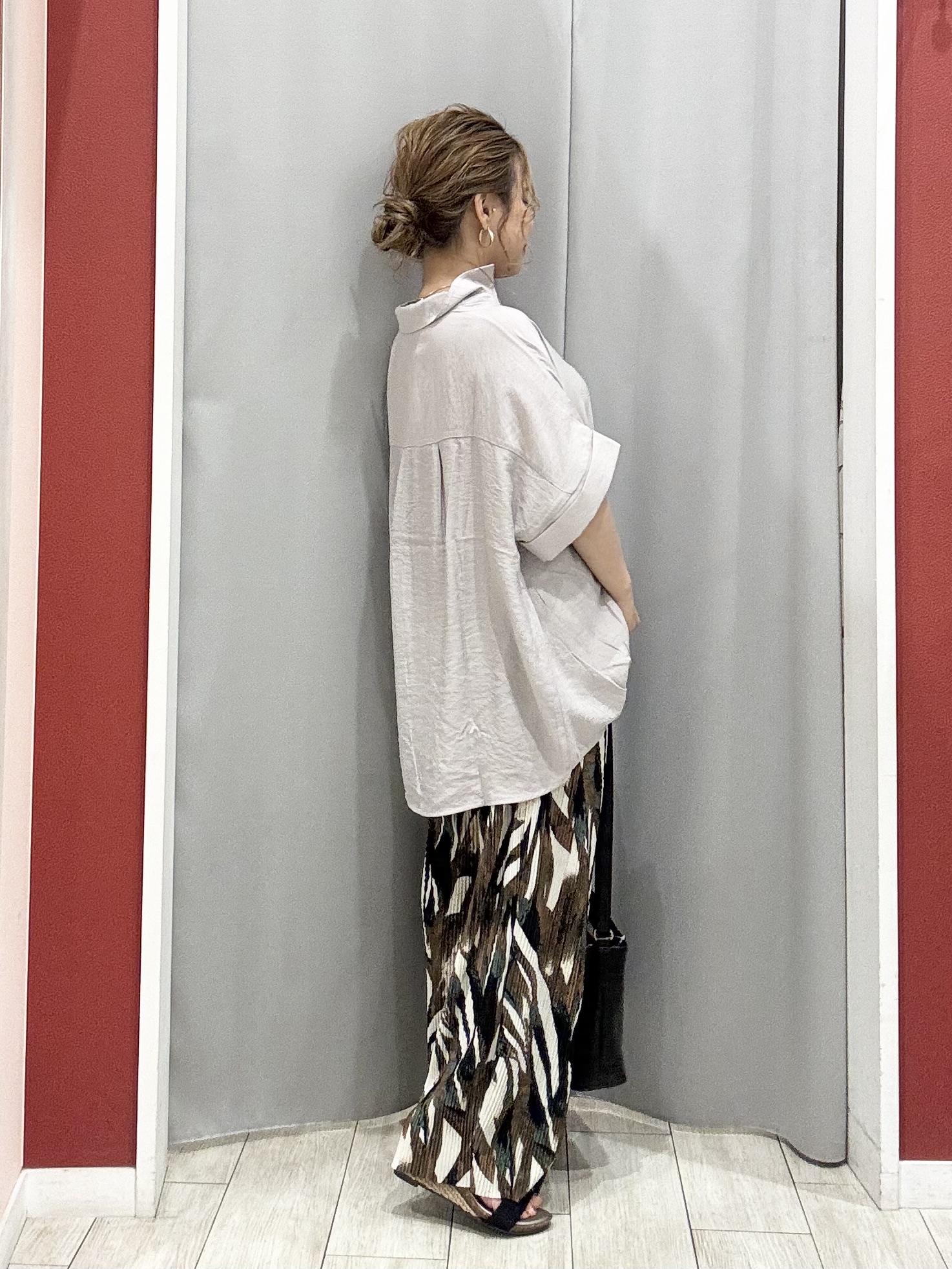 shioさんの「SHOO･LA･RUE｜【ひんやり/S-LL/洗濯機可】インせず着られる 裾タック スキッパーシャツ」を使ったコーディネート