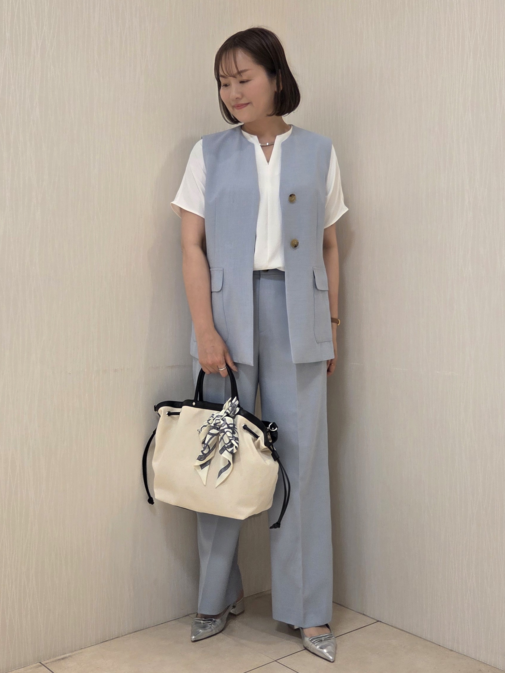 naokoさんの「UNTITLED｜【UV/接触冷感/セットアップ可】リラクシーキーVネックブラウス」を使ったコーディネート