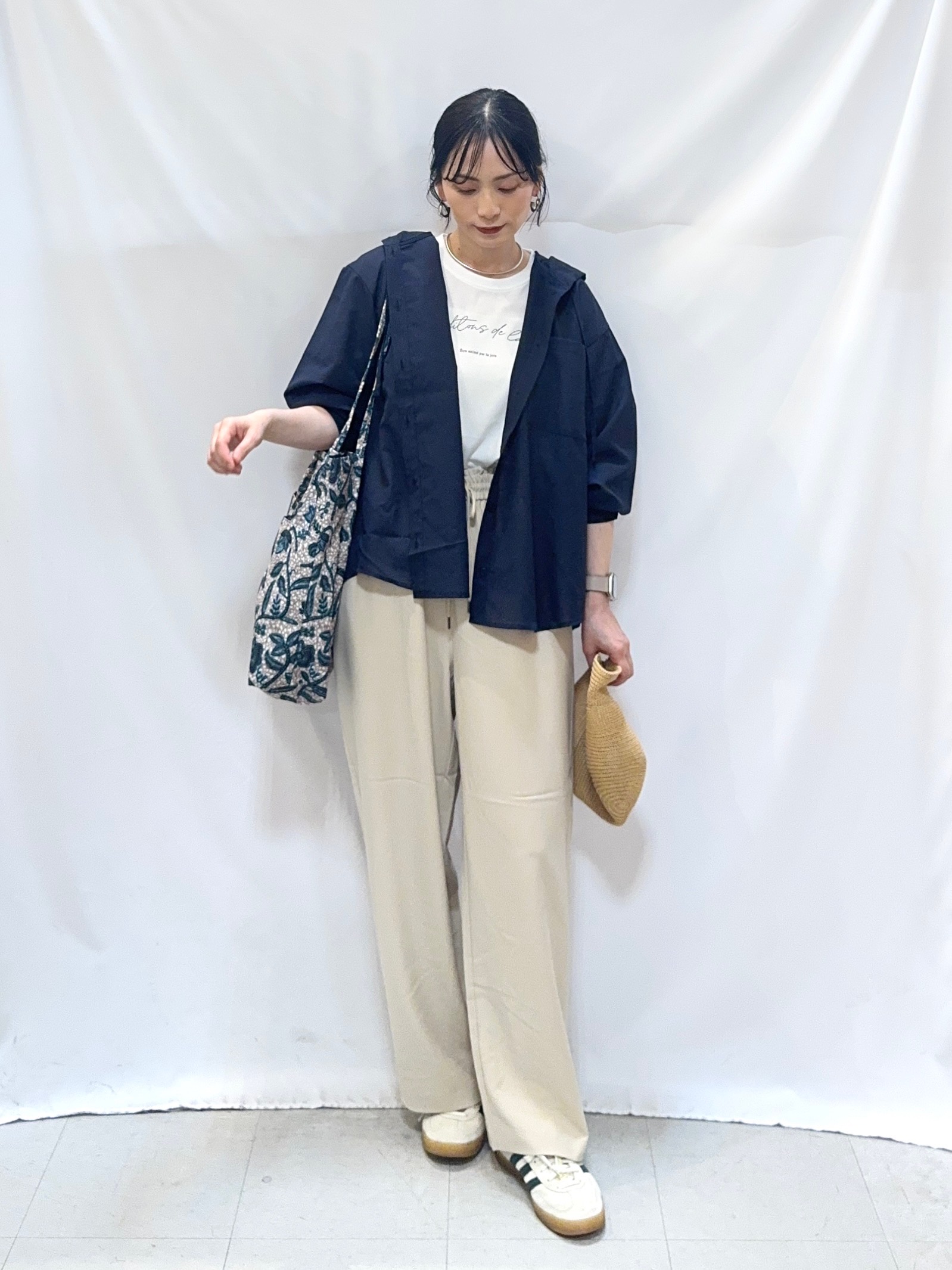 𝐇𝐢𝐫𝐨𝐦𝐢さんの「SHOO･LA･RUE｜【さらり快適/洗濯機可/S-LL】UVカット機能付き ライトな着心地 ひんやりシャツパーカ」を使ったコーディネート