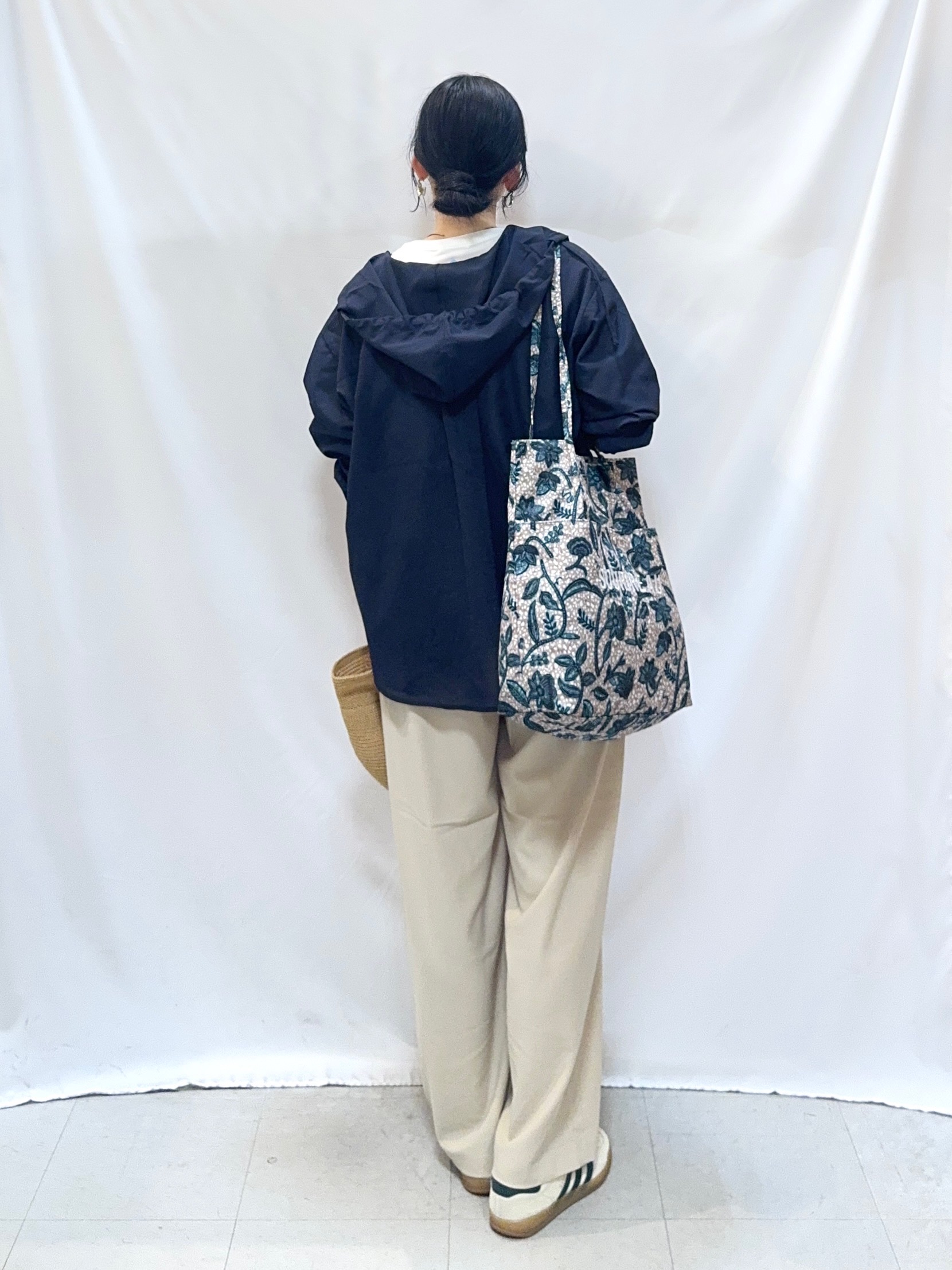 𝐇𝐢𝐫𝐨𝐦𝐢さんの「SHOO･LA･RUE｜【さらり快適/洗濯機可/S-LL】UVカット機能付き ライトな着心地 ひんやりシャツパーカ」を使ったコーディネート