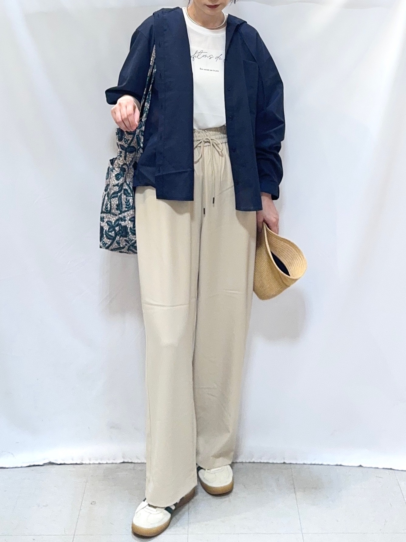 𝐇𝐢𝐫𝐨𝐦𝐢さんの「SHOO･LA･RUE｜【さらり快適/洗濯機可/S-LL】UVカット機能付き ライトな着心地 ひんやりシャツパーカ」を使ったコーディネート