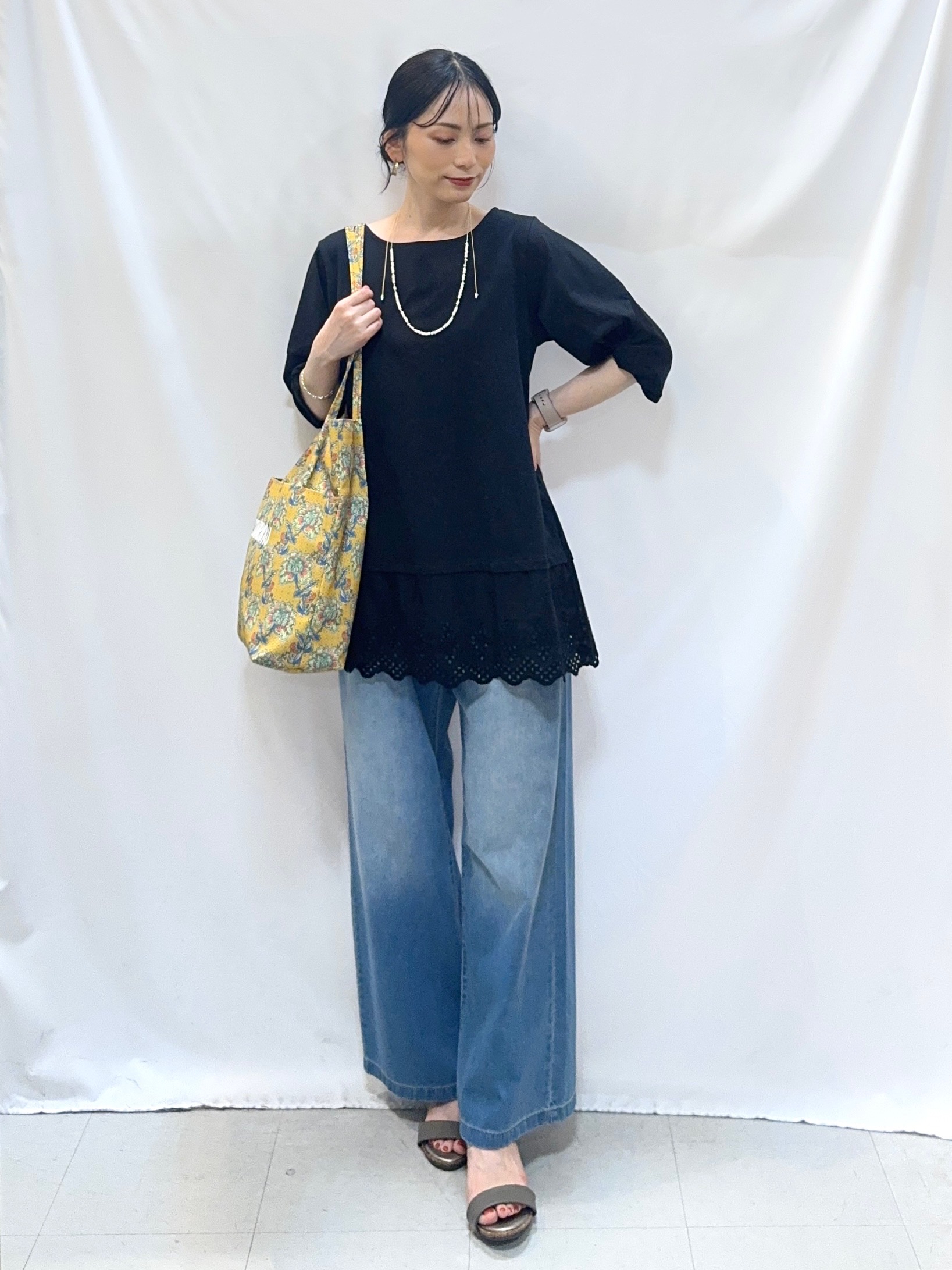 𝐇𝐢𝐫𝐨𝐦𝐢さんの「SHOO･LA･RUE｜【洗濯機可/ひんやり/S-LL】裾レース切り替え ねじりお袖チュニック」を使ったコーディネート