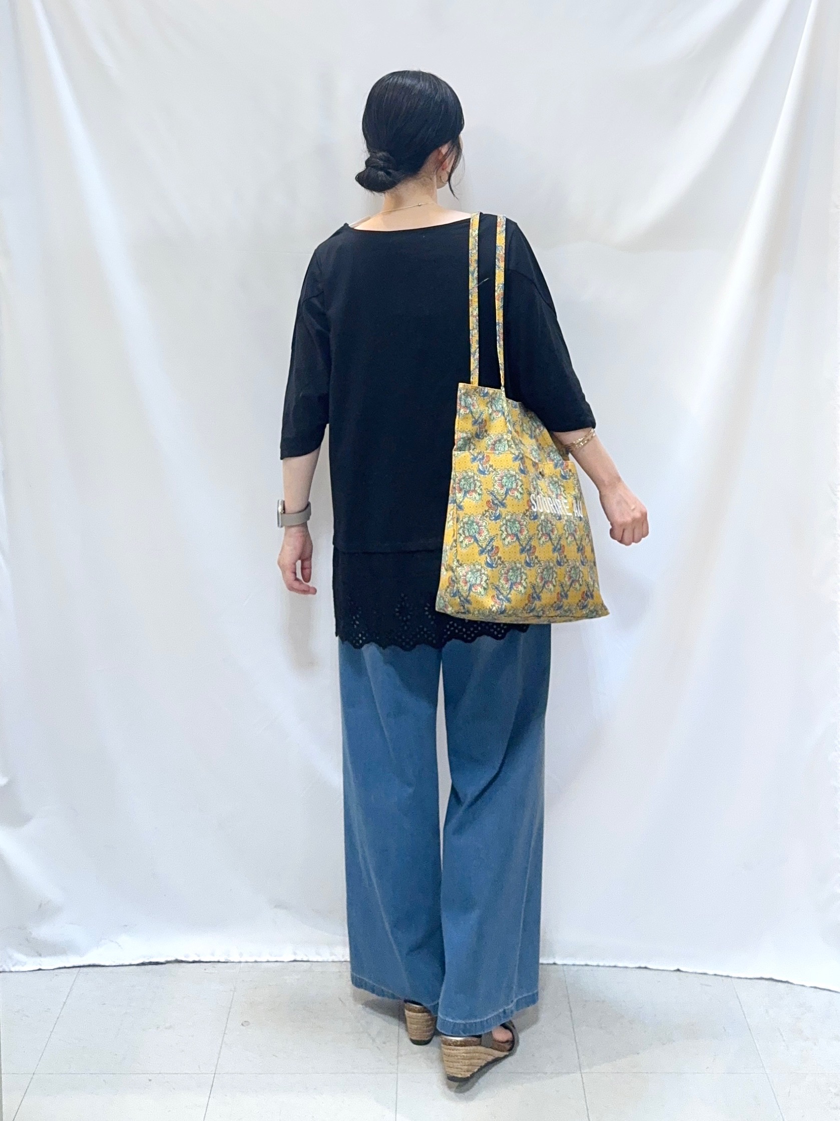 𝐇𝐢𝐫𝐨𝐦𝐢さんの「SHOO･LA･RUE｜【洗濯機可/ひんやり/S-LL】裾レース切り替え ねじりお袖チュニック」を使ったコーディネート