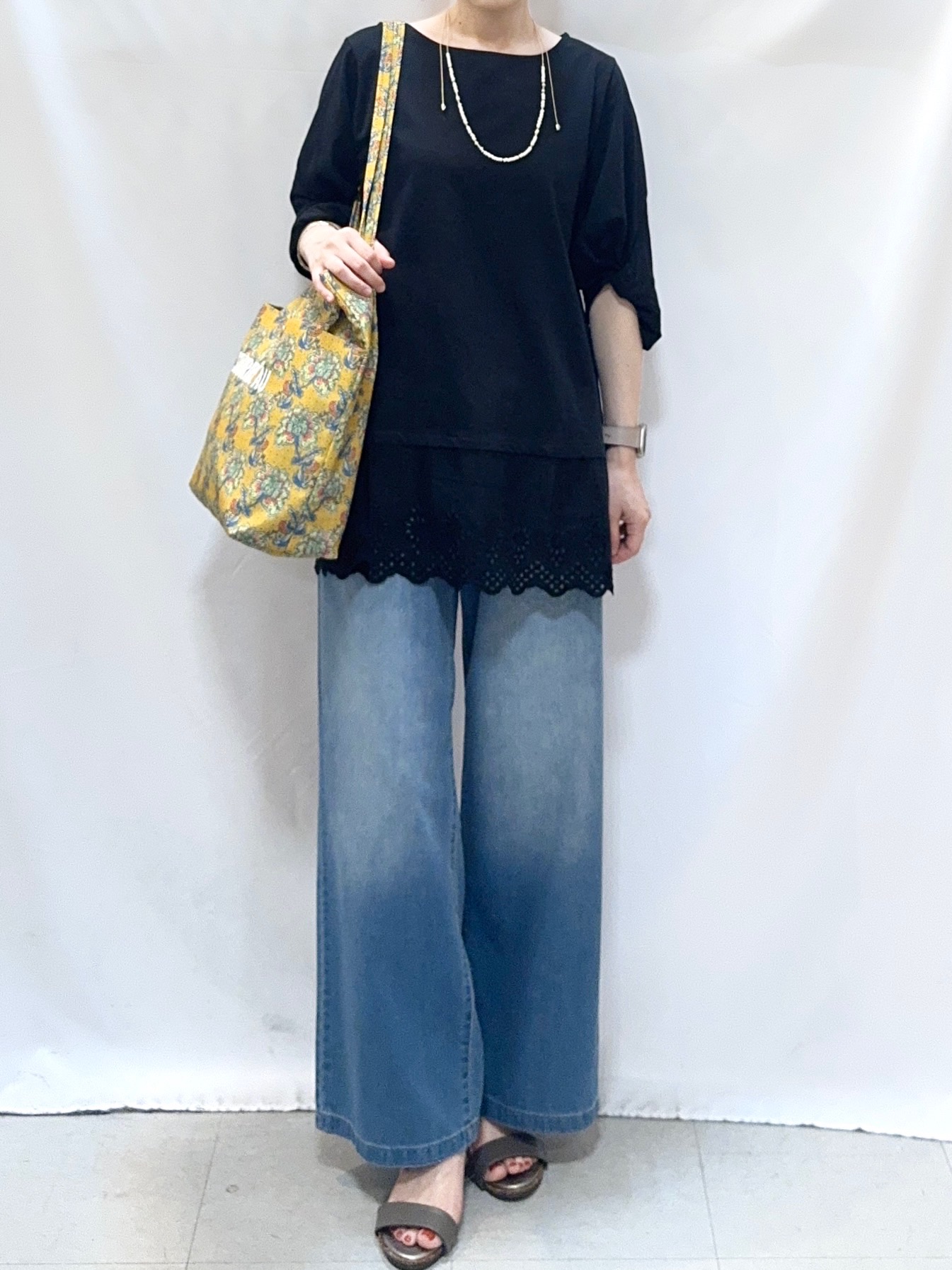 𝐇𝐢𝐫𝐨𝐦𝐢さんの「SHOO･LA･RUE｜【洗濯機可/ひんやり/S-LL】裾レース切り替え ねじりお袖チュニック」を使ったコーディネート