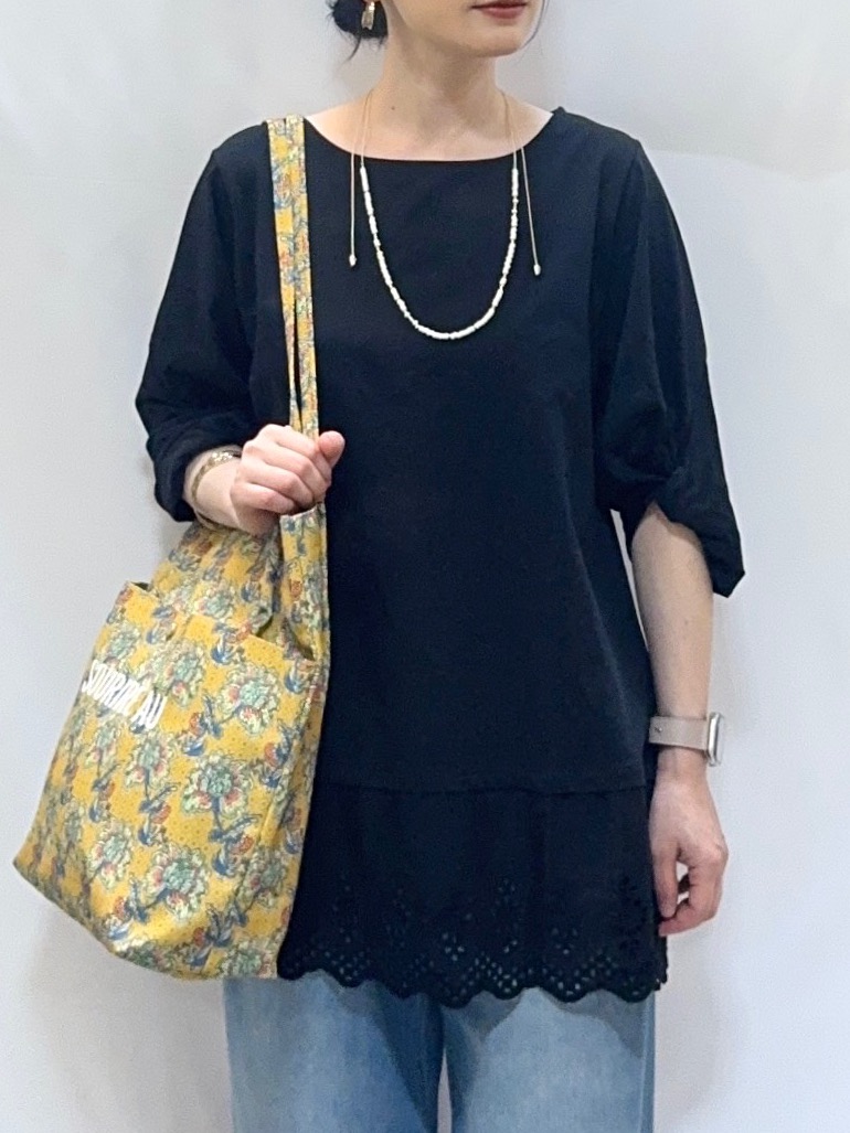 𝐇𝐢𝐫𝐨𝐦𝐢さんの「SHOO･LA･RUE｜【洗濯機可/ひんやり/S-LL】裾レース切り替え ねじりお袖チュニック」を使ったコーディネート