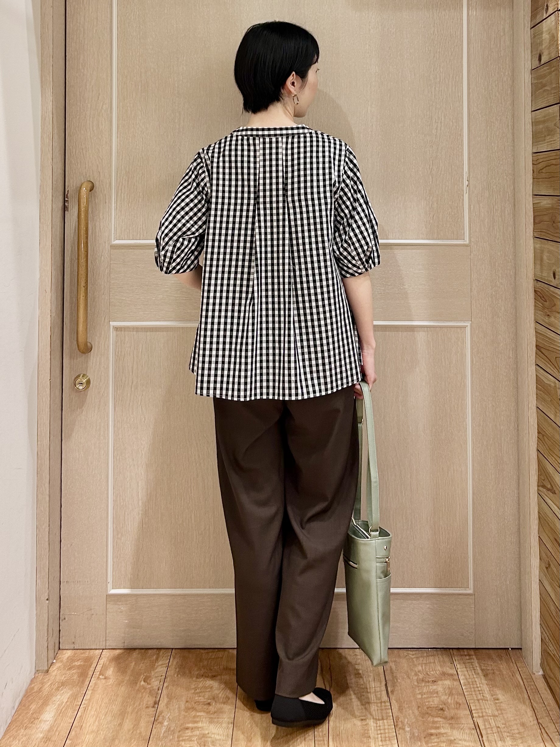 ちぐささんの「SHOO･LA･RUE｜【高レビュー/洗濯後しわになりにくい/インせず着られる】自然に体型カバー 麻調ペプラムブラウス」を使ったコーディネート