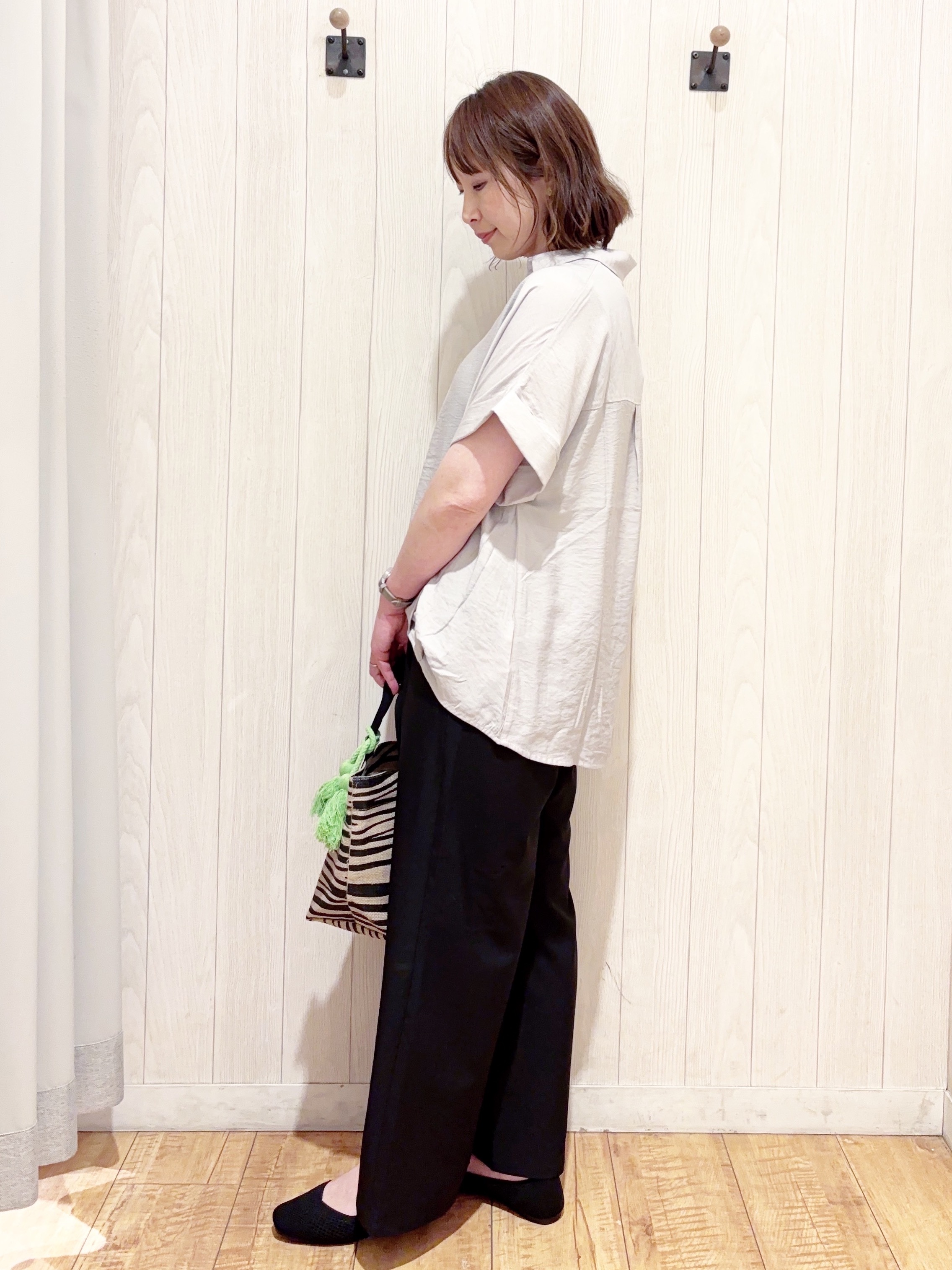 あいこさんの「SHOO･LA･RUE｜【ひんやり/S-LL/洗濯機可】インせず着られる 裾タック スキッパーシャツ」を使ったコーディネート