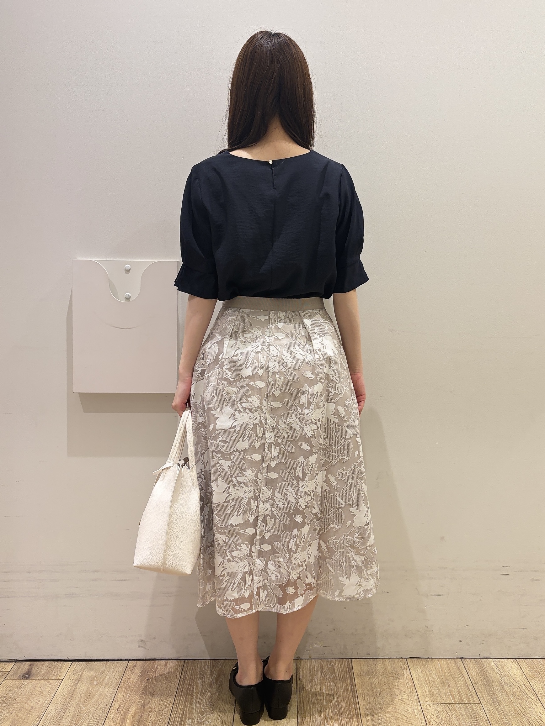 MOMOさんの「index｜【接触冷感】タックパフスリーブブラウス《吸水速乾／防シワ／洗濯機OK／XS～3L／6col》」を使ったコーディネート