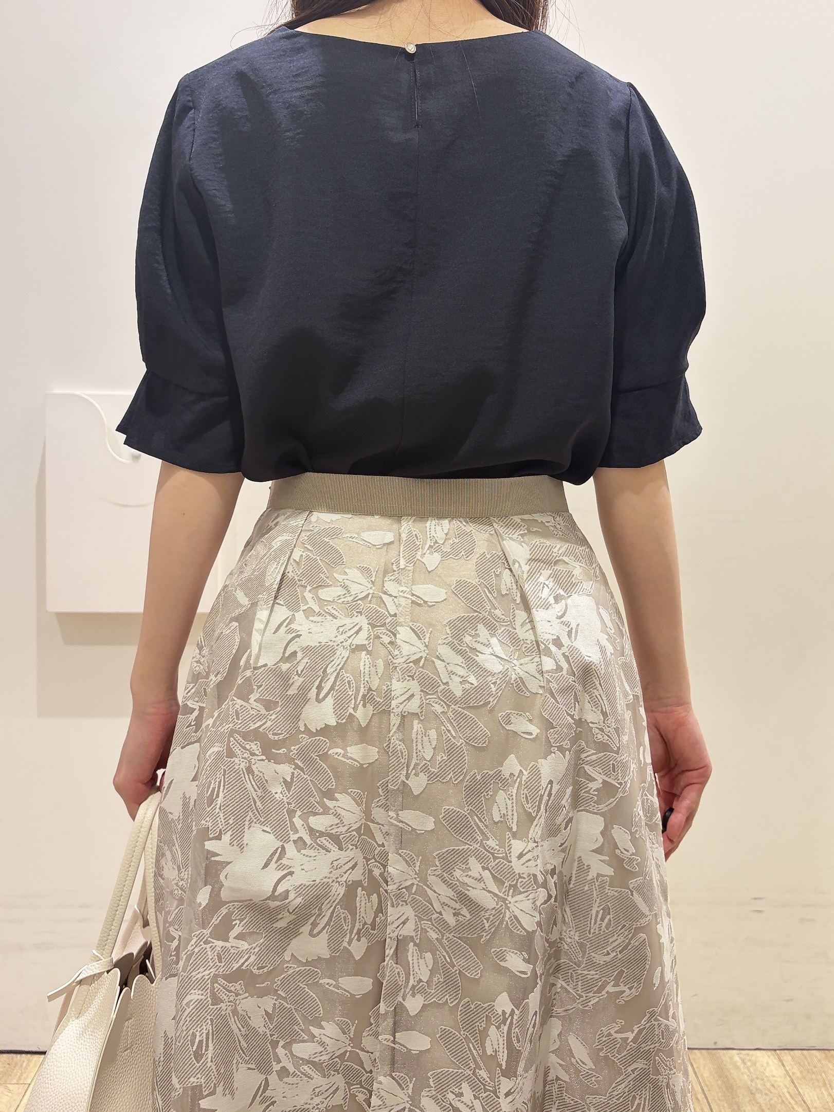 MOMOさんの「index｜【接触冷感】タックパフスリーブブラウス《吸水速乾／防シワ／洗濯機OK／XS～3L／6col》」を使ったコーディネート