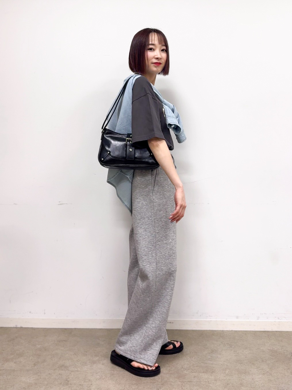 𝐜𝐡𝐢𝐤𝐚さんの「SHOO･LA･RUE｜【綿100%/S-LL/プチプラ】ゆるシルエット シンプルTシャツ」を使ったコーディネート