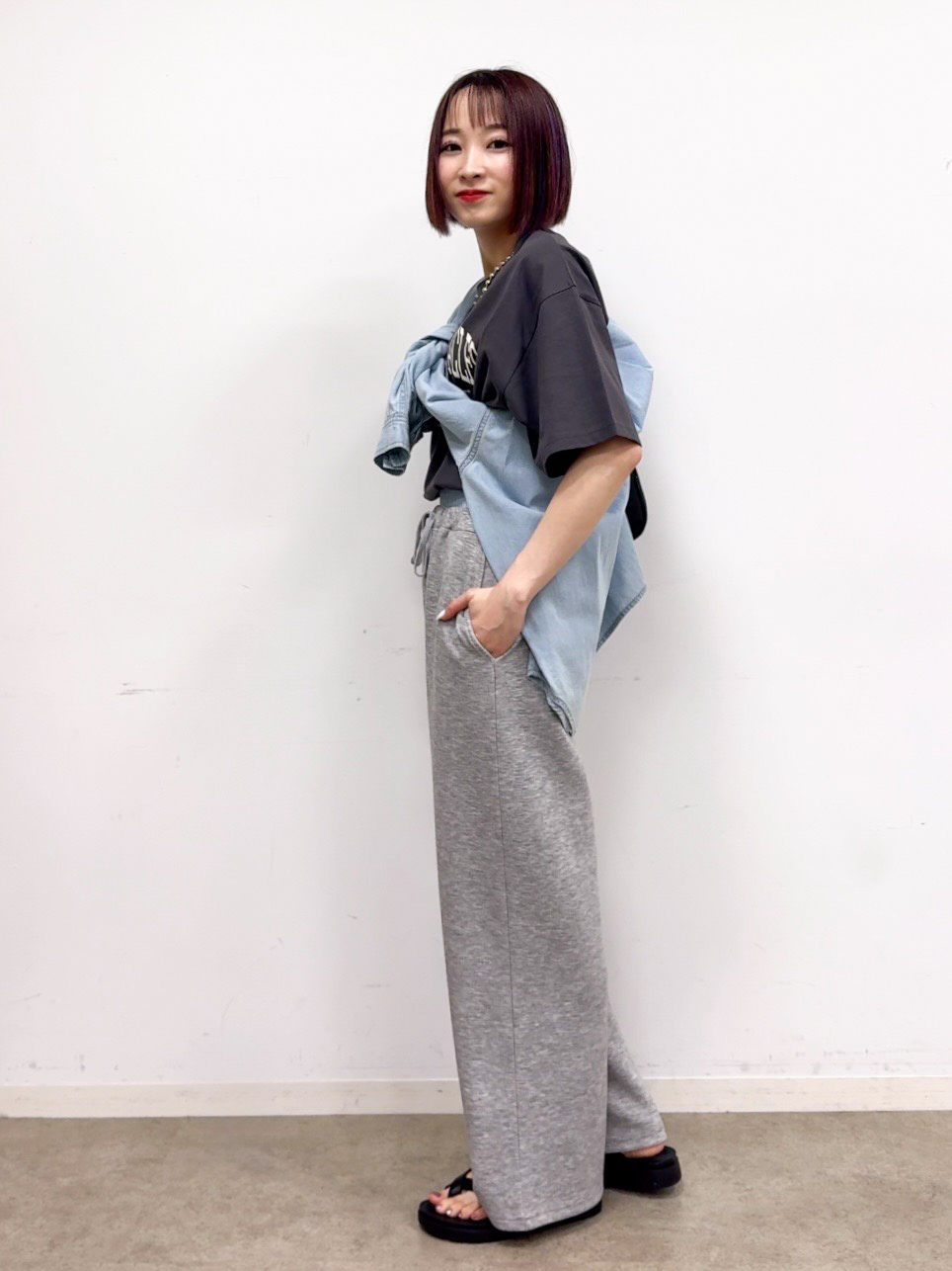 𝐜𝐡𝐢𝐤𝐚さんの「SHOO･LA･RUE｜【綿100%/S-LL/プチプラ】ゆるシルエット シンプルTシャツ」を使ったコーディネート