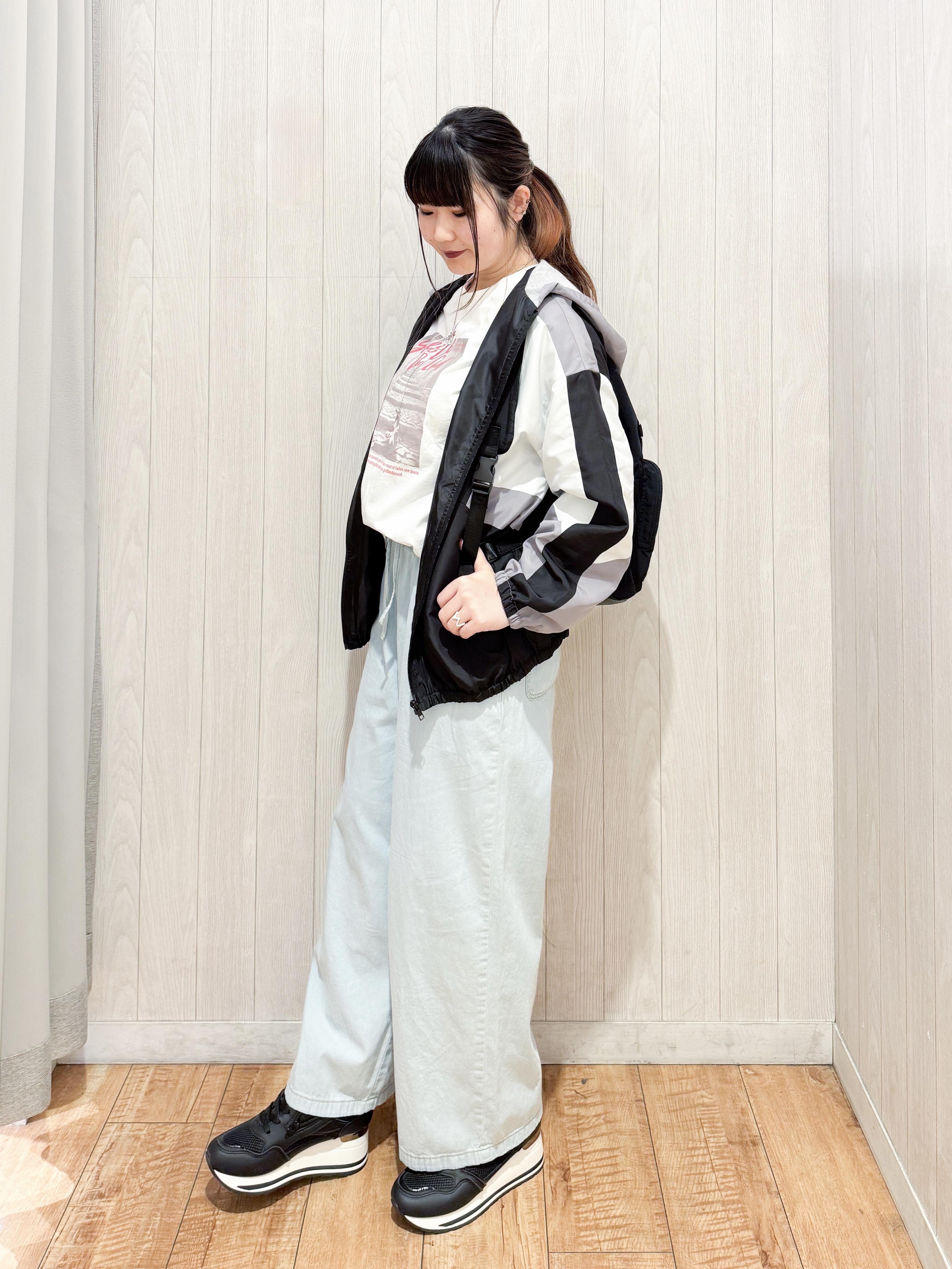 愛さんの「SHOO･LA･RUE｜【S-LL】大人スポーティ　配色フードブルゾン」を使ったコーディネート