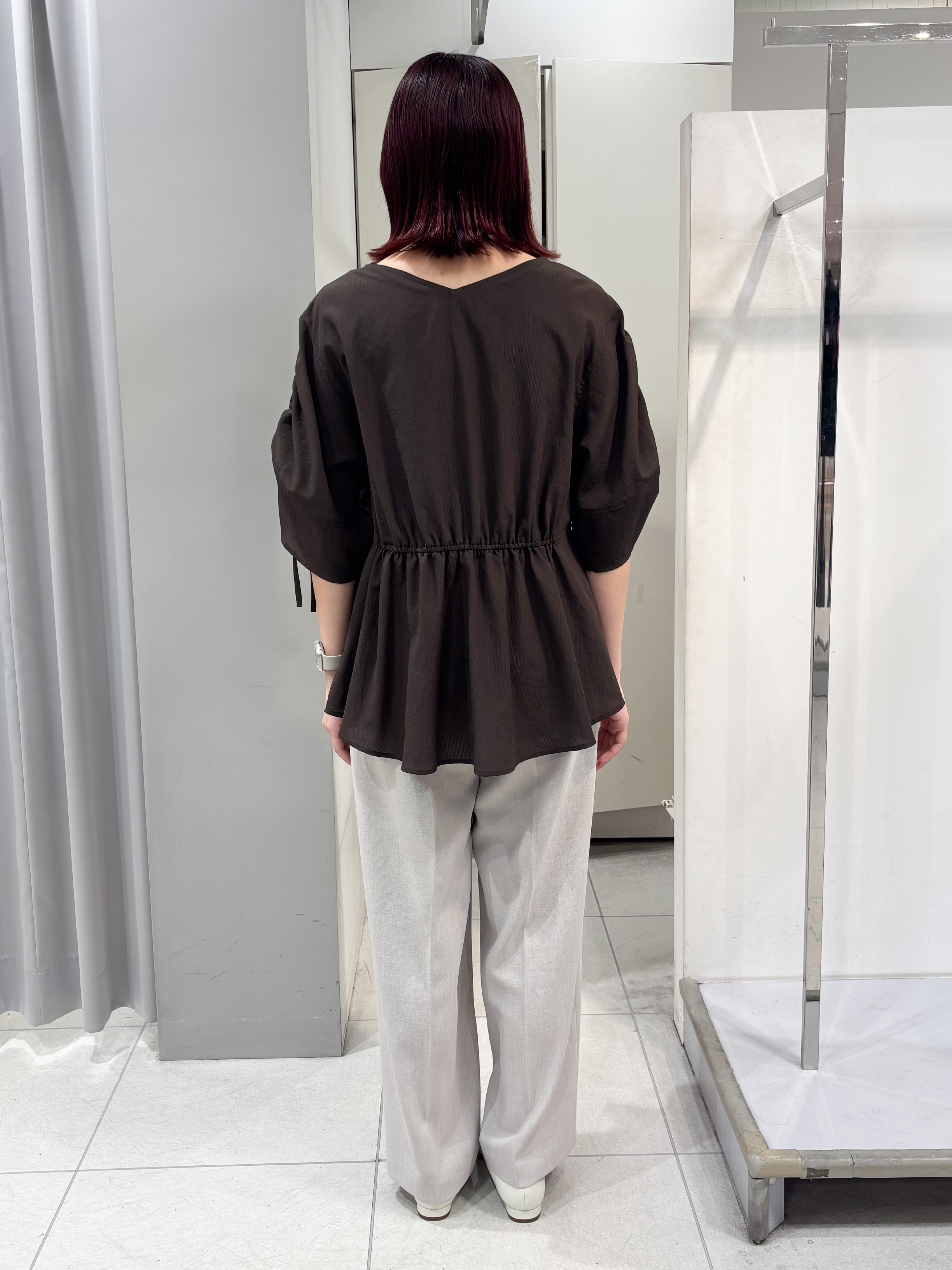 yuiさんの「Reflect｜【通気性あり／涼しい／マシンウォッシャブル】ウエストギャザーブラウス」を使ったコーディネート