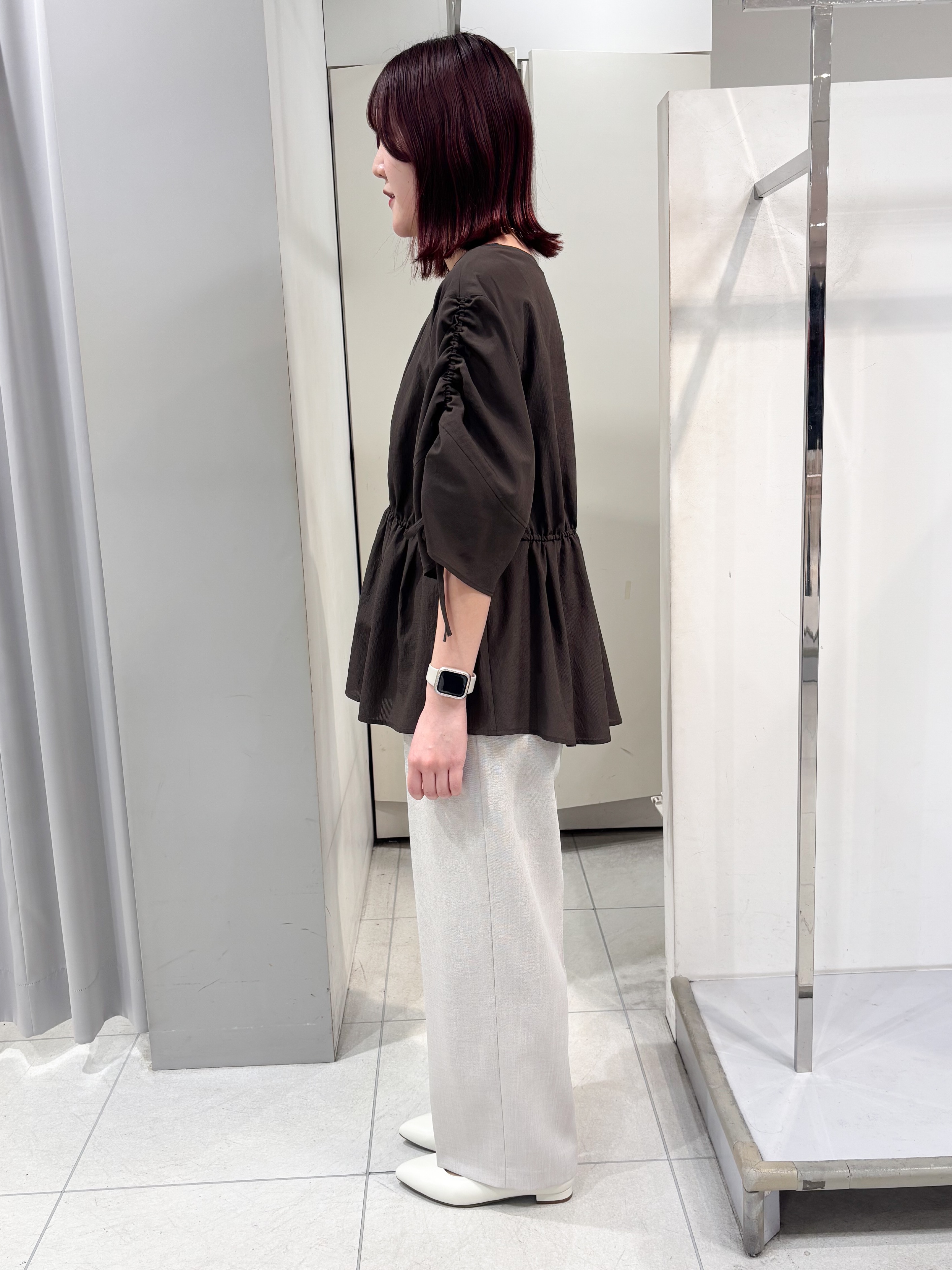 yuiさんの「Reflect｜【通気性あり／涼しい／マシンウォッシャブル】ウエストギャザーブラウス」を使ったコーディネート