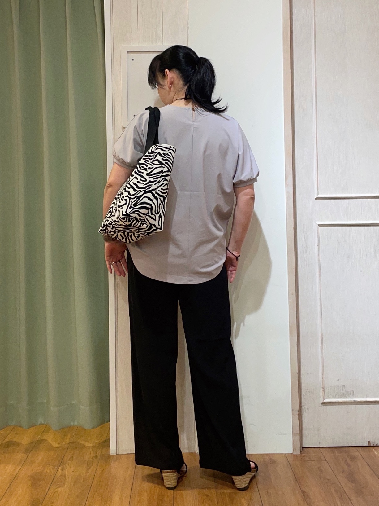 ke-yさんの「SHOO･LA･RUE｜【ひんやり/洗濯後しわになりにくい】インせず着られる さらっとタッチのドルマンブラウス」を使ったコーディネート