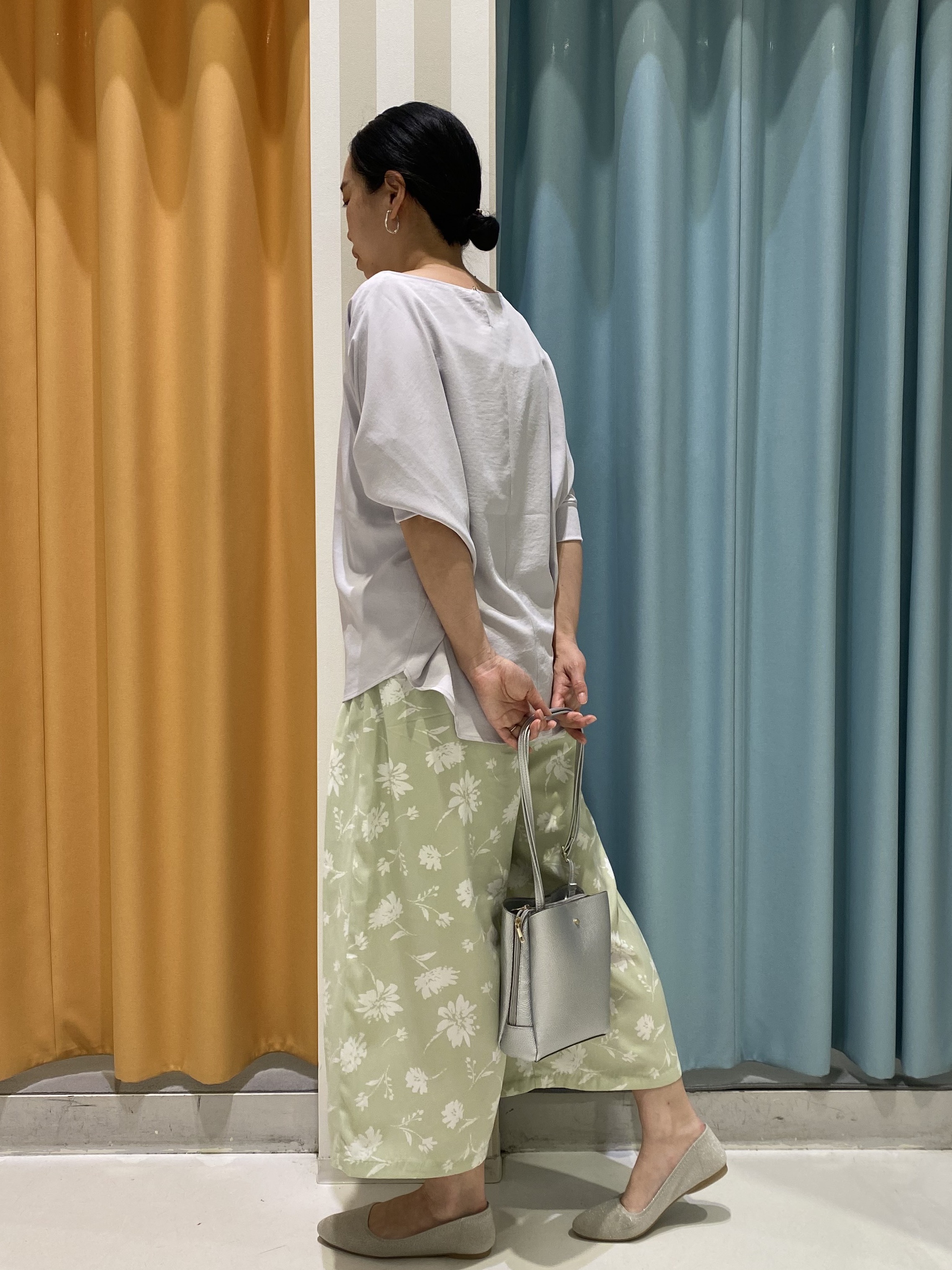 おかさんの「SHOO･LA･RUE｜【着丈選べる/体型カバー/洗濯機可】さらさらとろん ドルマンブラウス」を使ったコーディネート